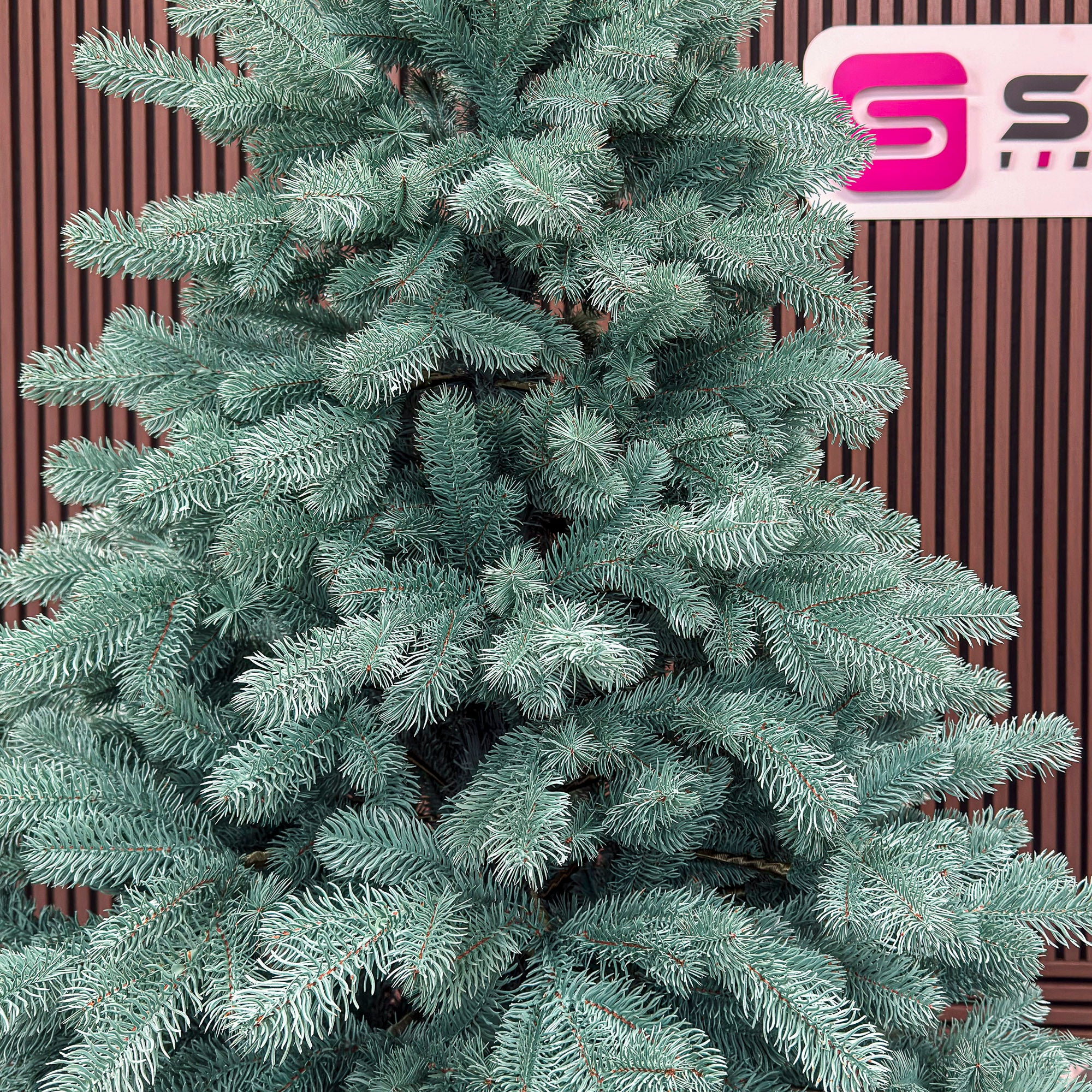 Brad artificial Christmas Deluxe by Sersimo, Kovalivka Select argintiu, integral 3D, 210 cm