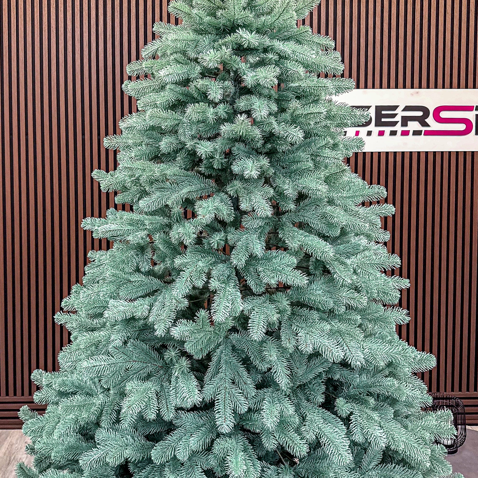Brad artificial Christmas Deluxe by Sersimo, Kovalivska argintiu, 3D, 250 cm
