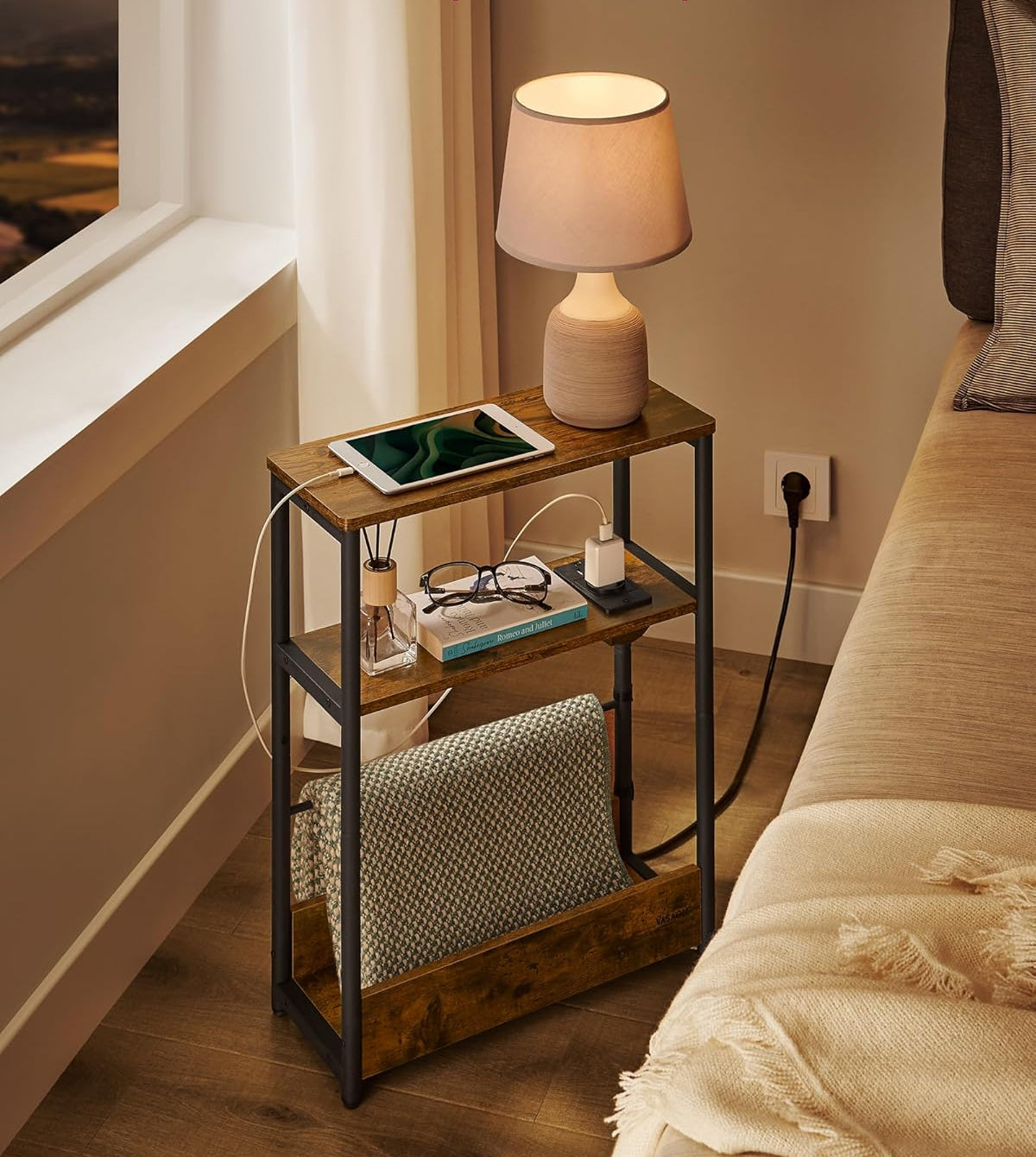VASAGLE Masuta ingusta cu priza si porturi de incarcare USB, 3 rafturi, 45x18x58 cm, maro rustic