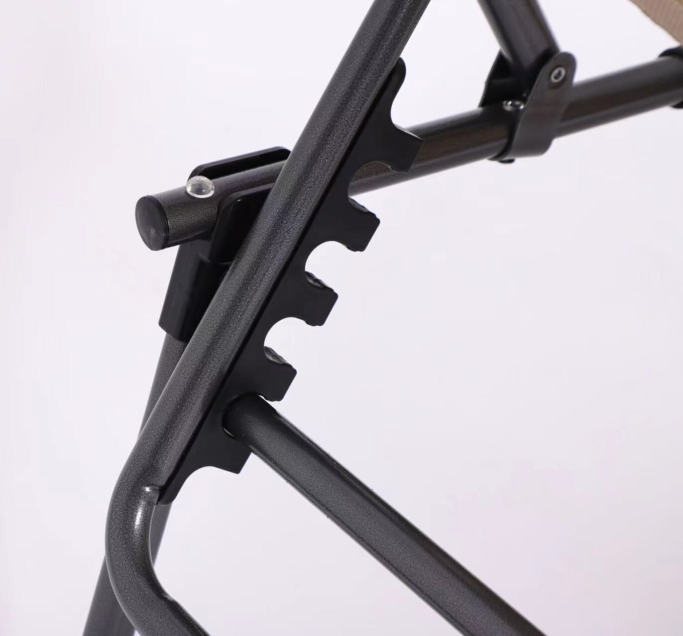 Sezlong pliabil 190x58x30 cm, cu spatar reglabil, perna si buzunar lateral, cadru metalic, crem