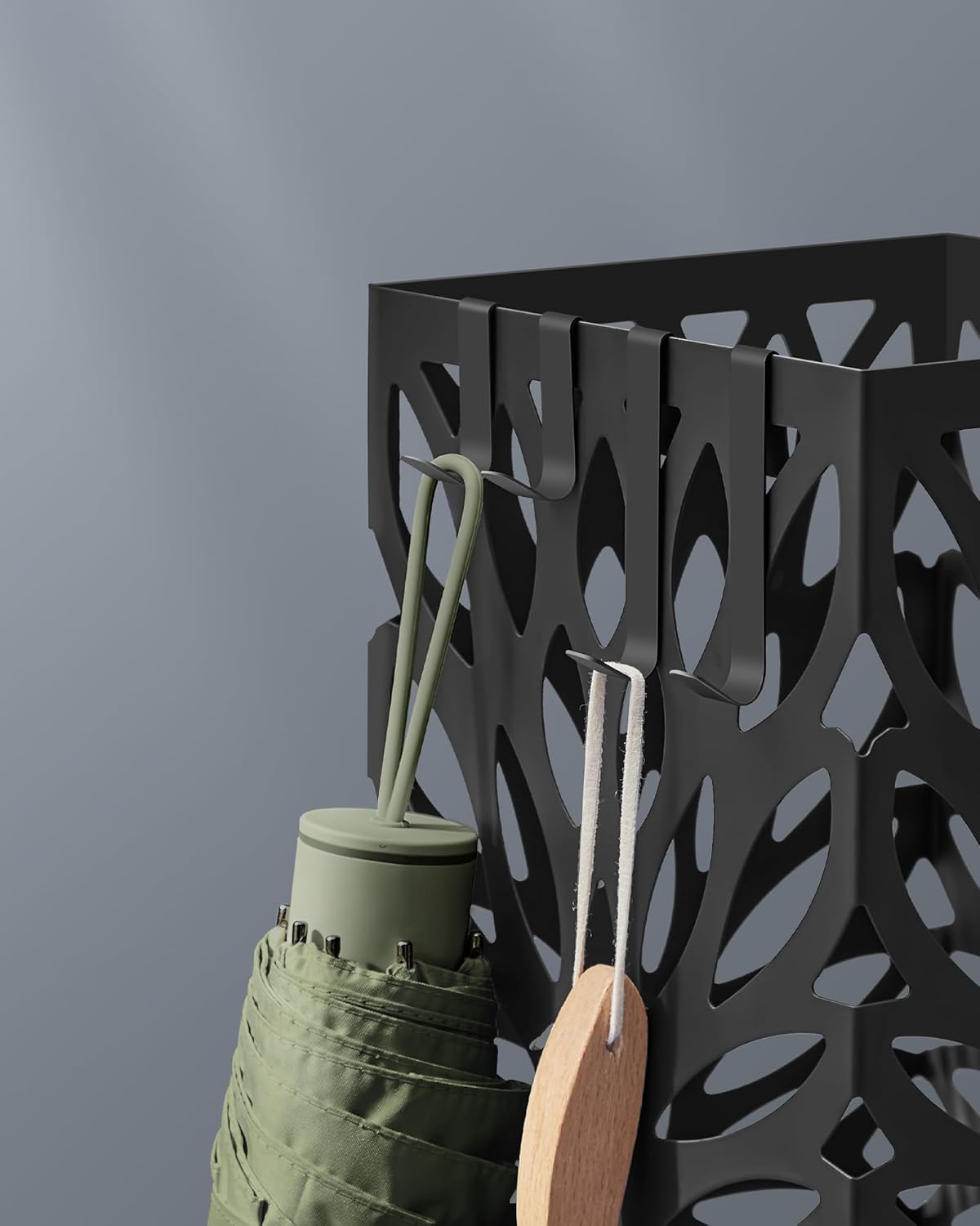 SONGMICS Suport pentru umbrele, metalic, cu recipient apa si carlige, 16x16x41 cm, negru