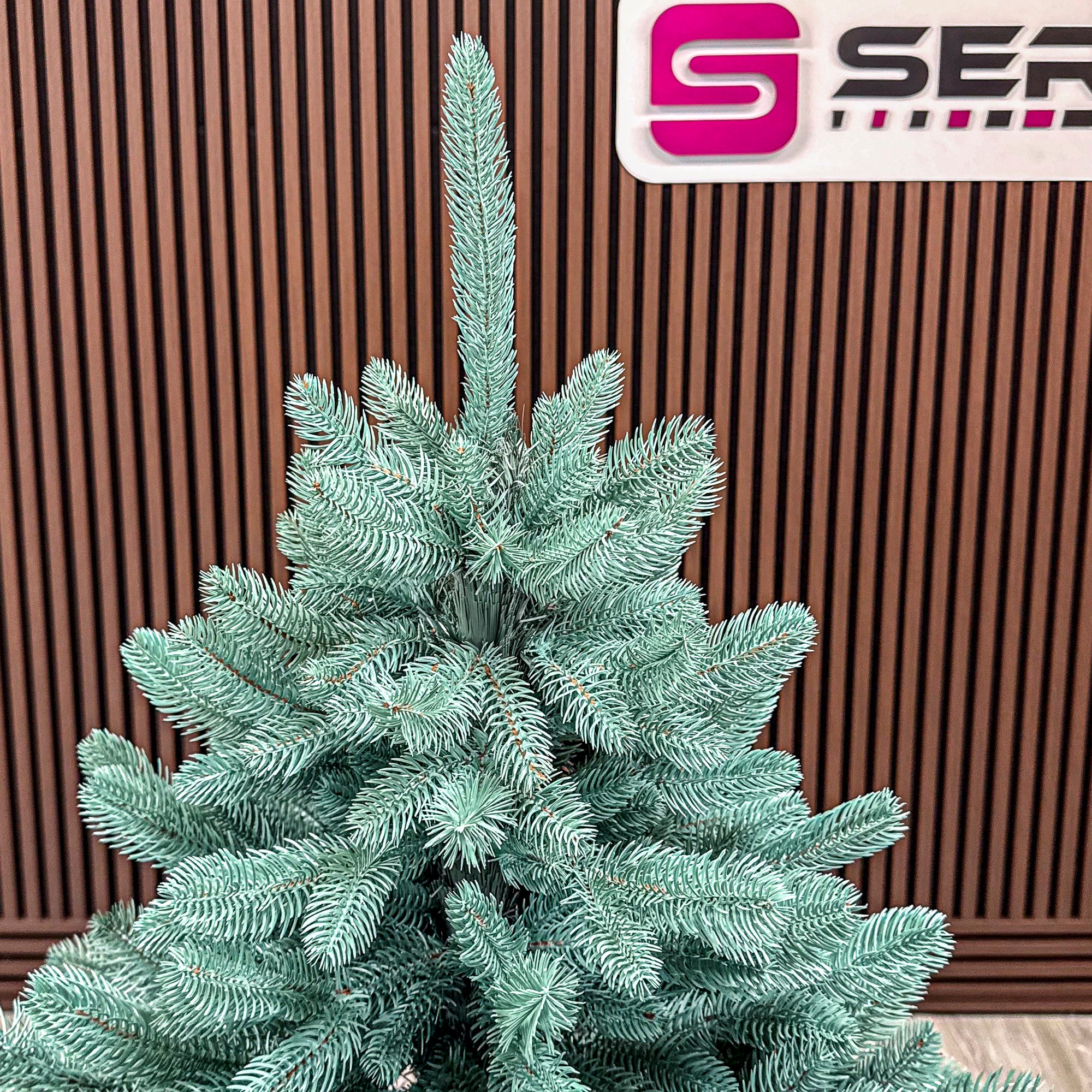 Brad artificial Christmas Deluxe by Sersimo, Laponia Select argintiu, integral 3D, 180cm