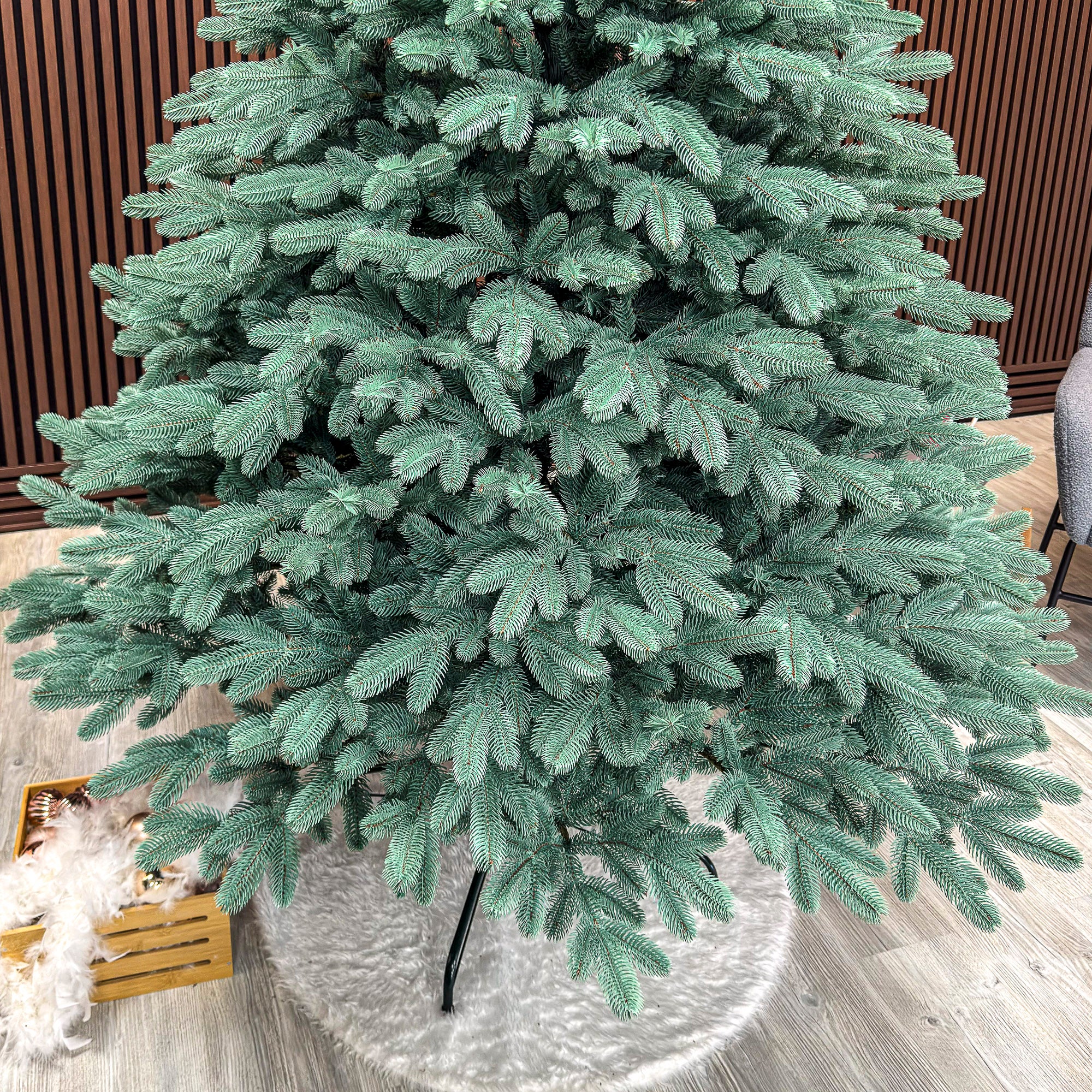 Brad artificial Christmas Deluxe by Sersimo, Laponia Select argintiu, integral 3D, 230cm