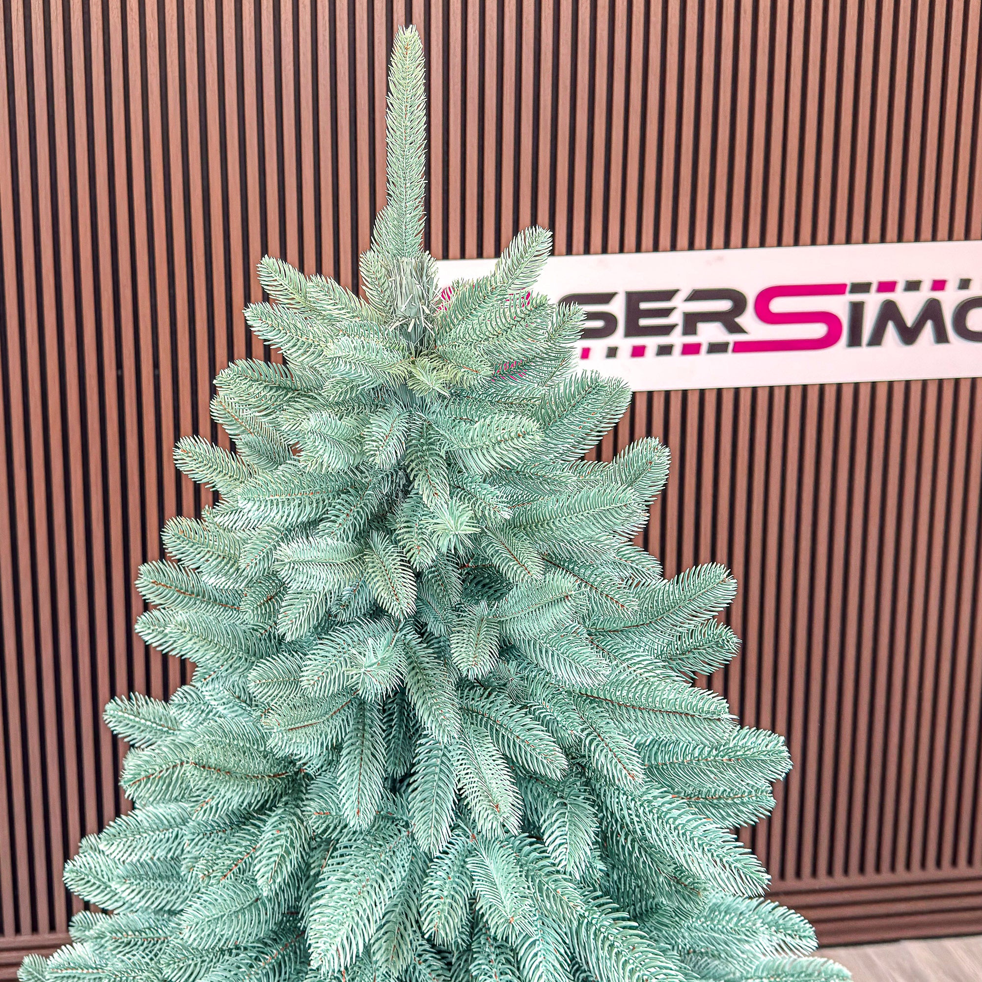 Brad artificial Christmas Deluxe by Sersimo, Laponia Select argintiu, integral 3D, 250cm