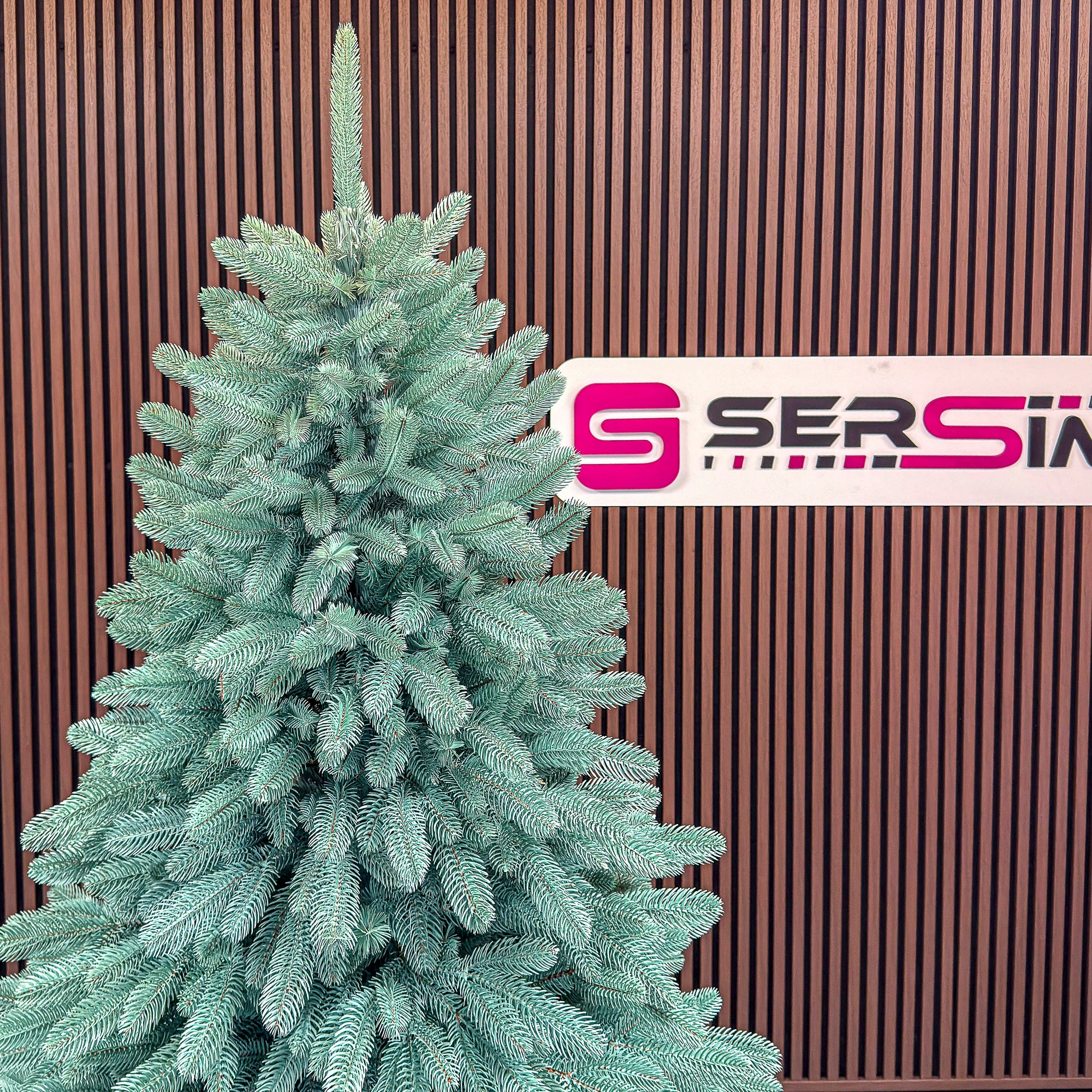 Brad artificial Christmas Deluxe by Sersimo, Laponia Select argintiu, integral 3D, 230cm