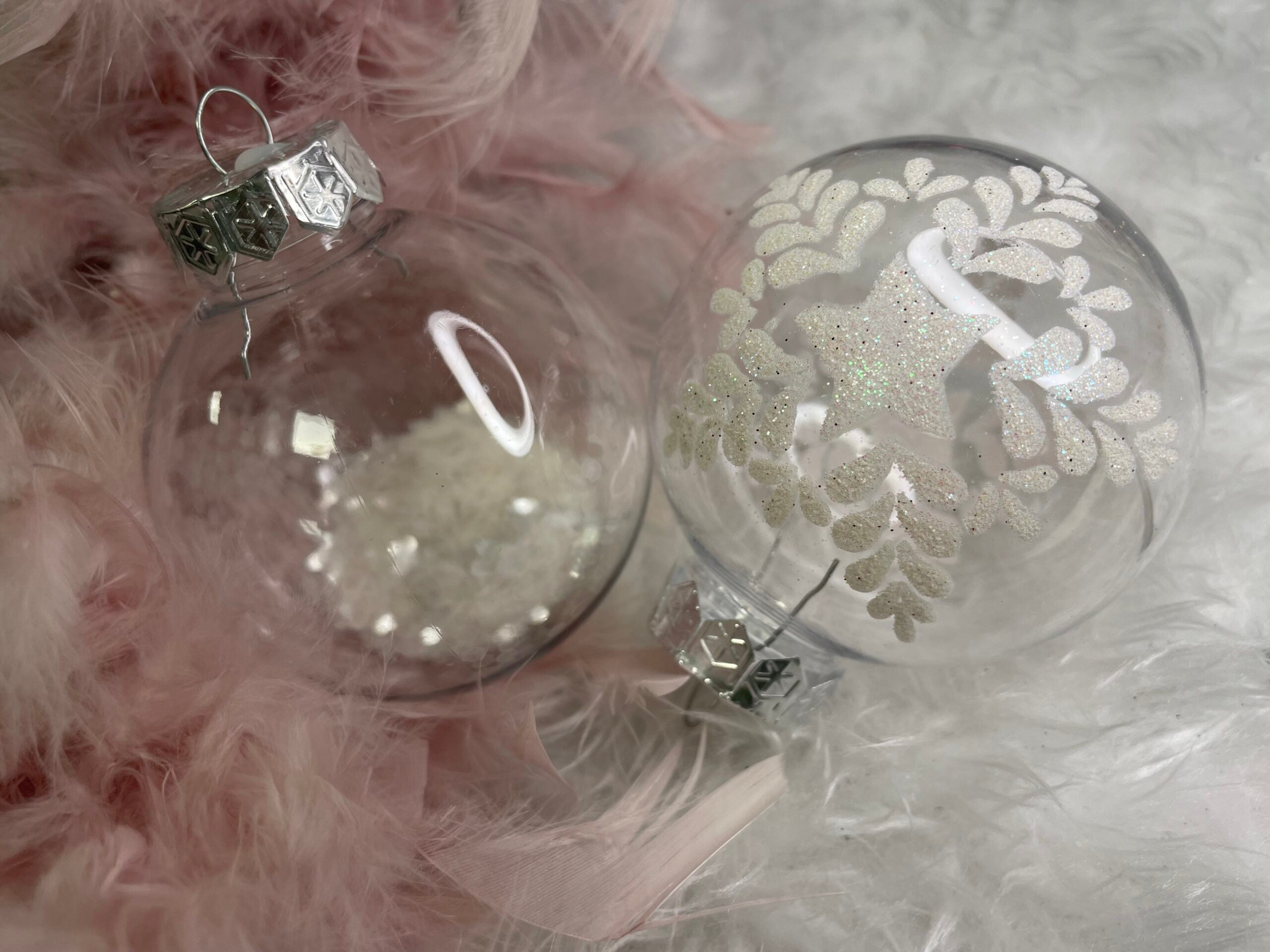 Set globuri de Craciun Inedit, 30 bucati, 7cm, transparente si alb