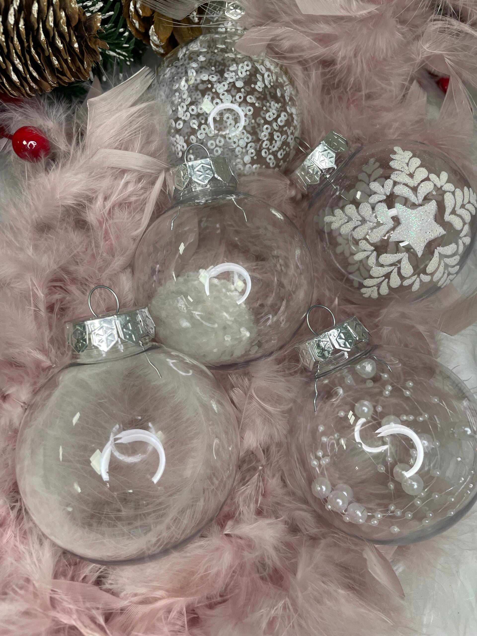 Set globuri de Craciun Inedit, 30 bucati, 7cm, transparente si alb