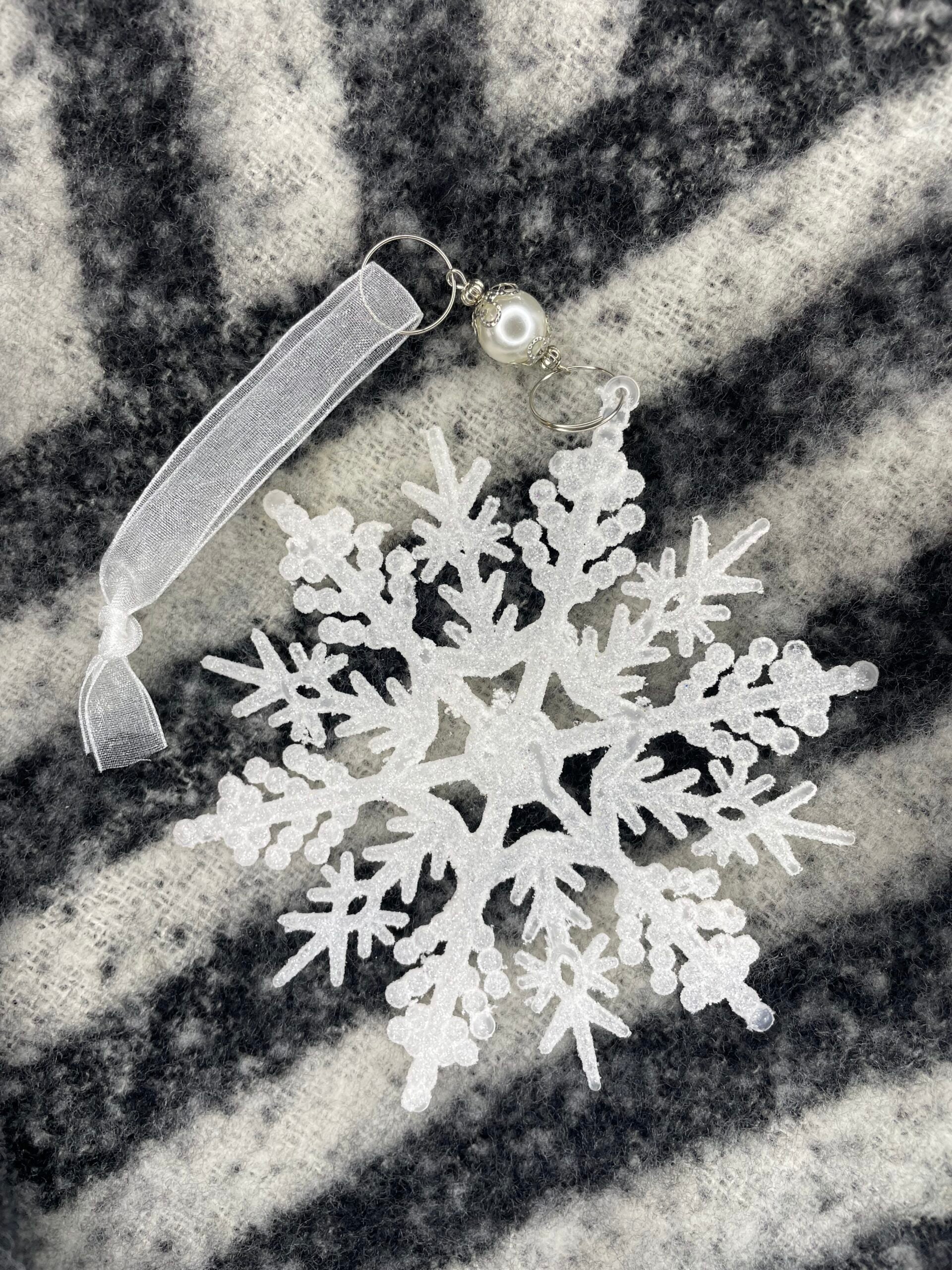 Decoratiune brad fulg de zapada, 13cm, alb cu sclipici