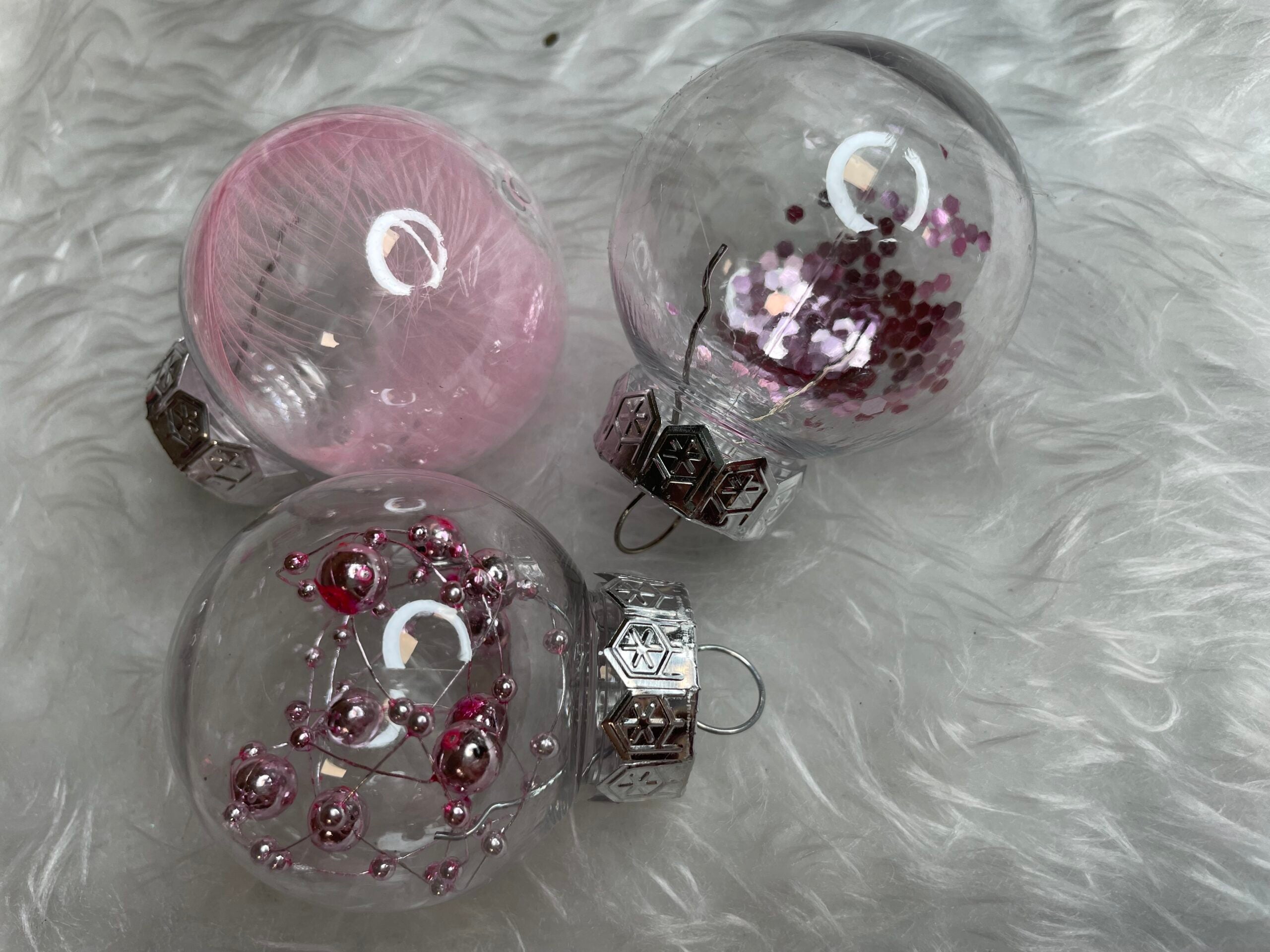 Set globuri de Craciun Inedit, 24 bucati, 5cm, transparente si roz pal