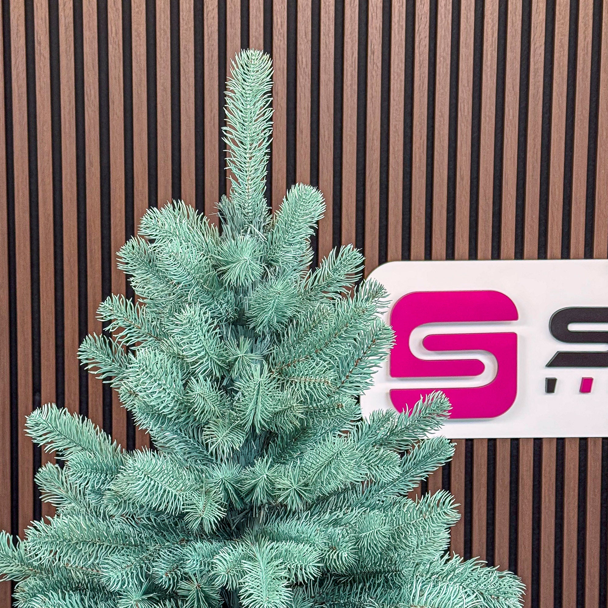 Brad artificial Christmas Deluxe by Sersimo, Kovalivka Select argintiu, integral 3D, 230 cm