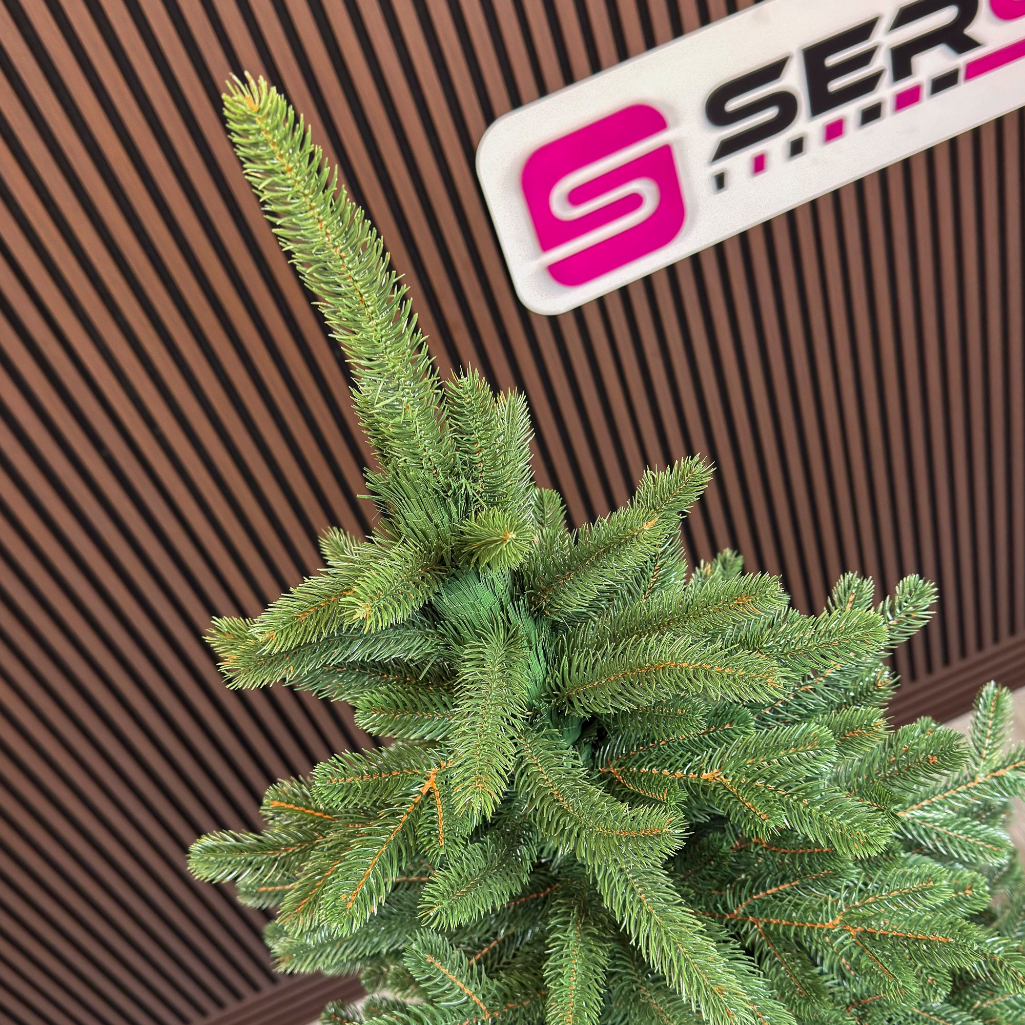 Brad artificial Christmas Deluxe by Sersimo, Viena verde, 3D, 250cm