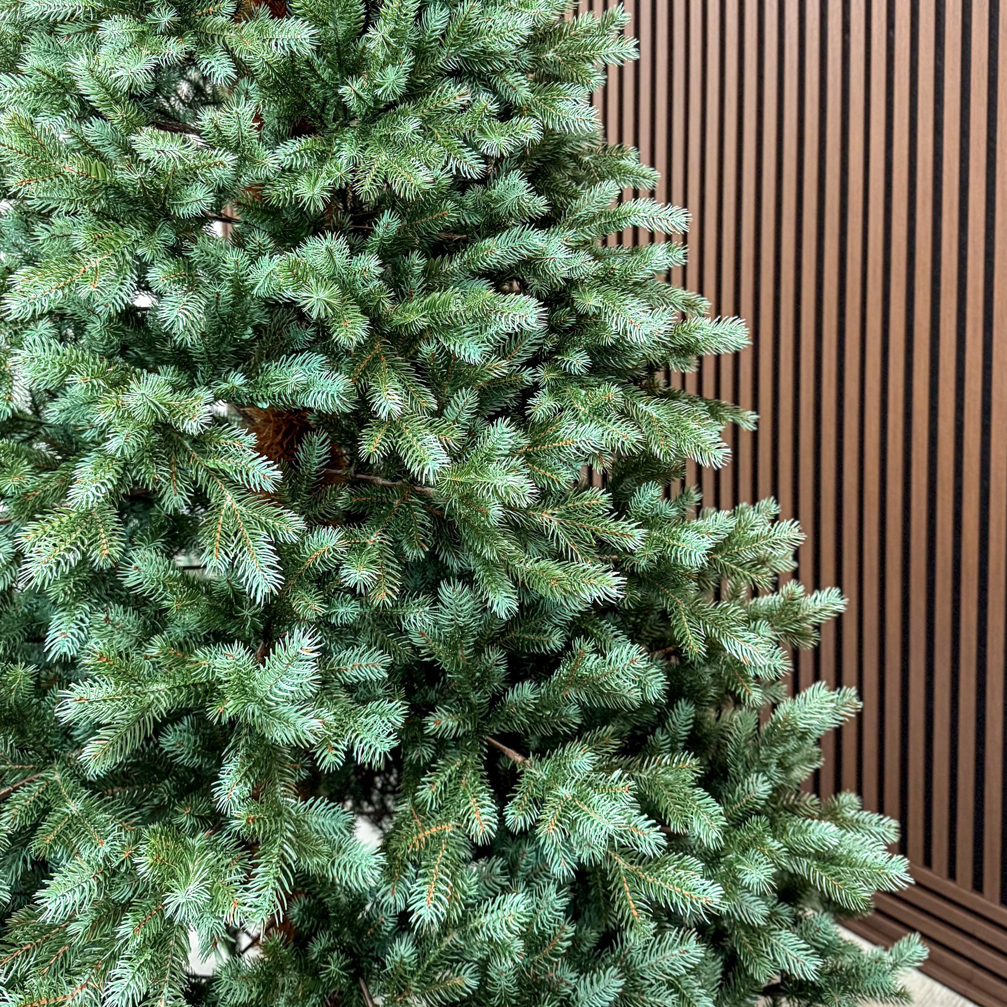 Brad artificial Sersimo, Scandinavia, verde cu varfuri argintii, integral 3D, 230 cm