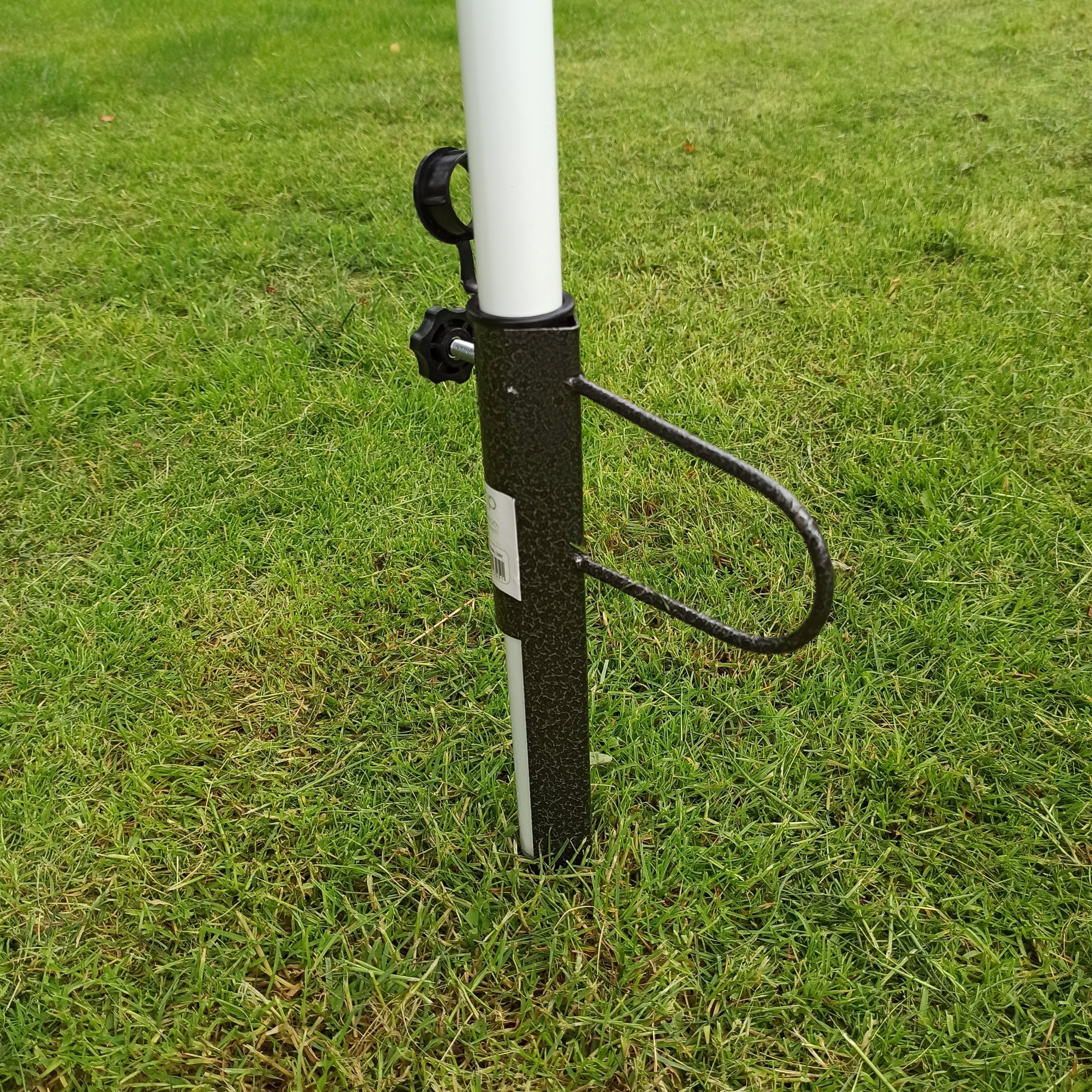Suport metalic pentru umbrela de plaja sau gradina, cu infigere in sol, diametru tije 25–35 mm, 42 cm