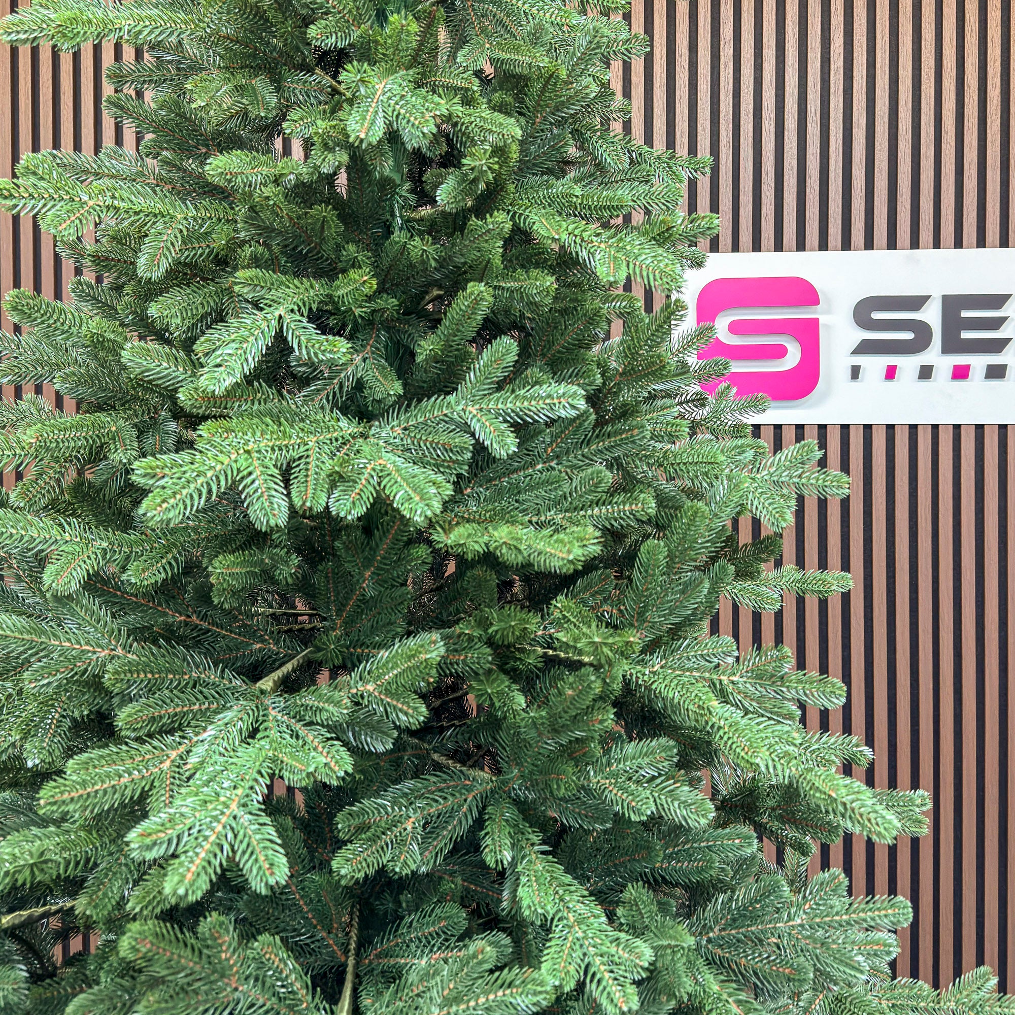 Brad artificial Christmas Deluxe by Sersimo, Viena Select, integral 3D, 250 cm