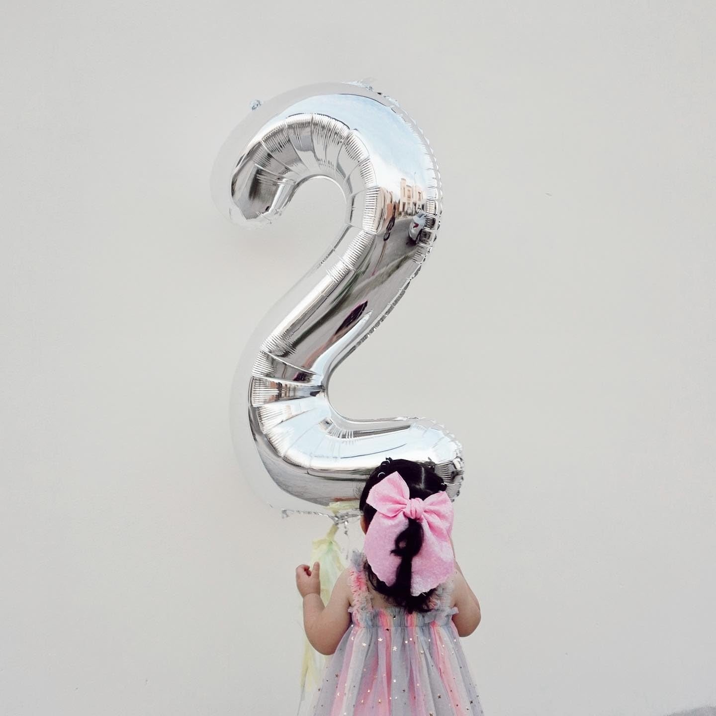Balon din Folie Metalizata, Figurina Cifra, Tema Aniversare 40 cm, Ambalaj Individual, Pai inclus, Umflare cu Aer sau Heliu, Argintiu, Cifra 2