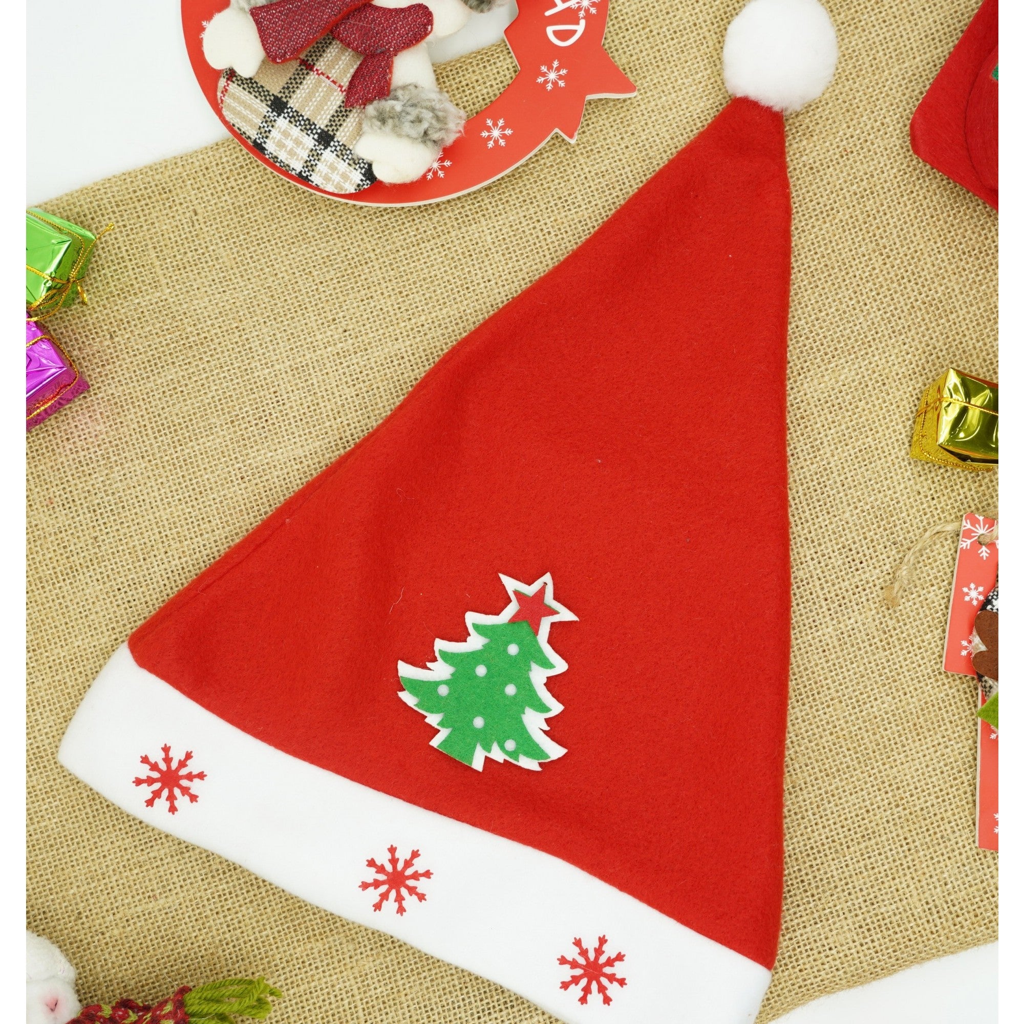 Caciulita de Mos Craciun,cu model de Brad si ornament fulg de nea, rosie, marime universala, material textil