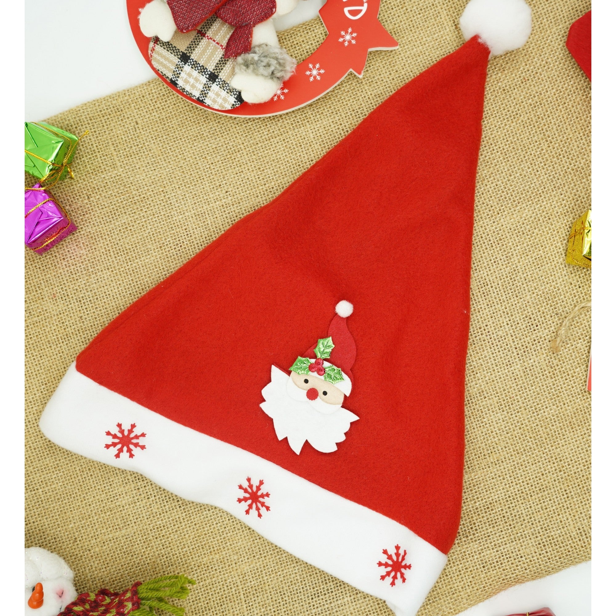 Caciulita de Mos Craciun,cu model de Mos Craciun si ornament fulg de nea, rosie, marime universala, material textil