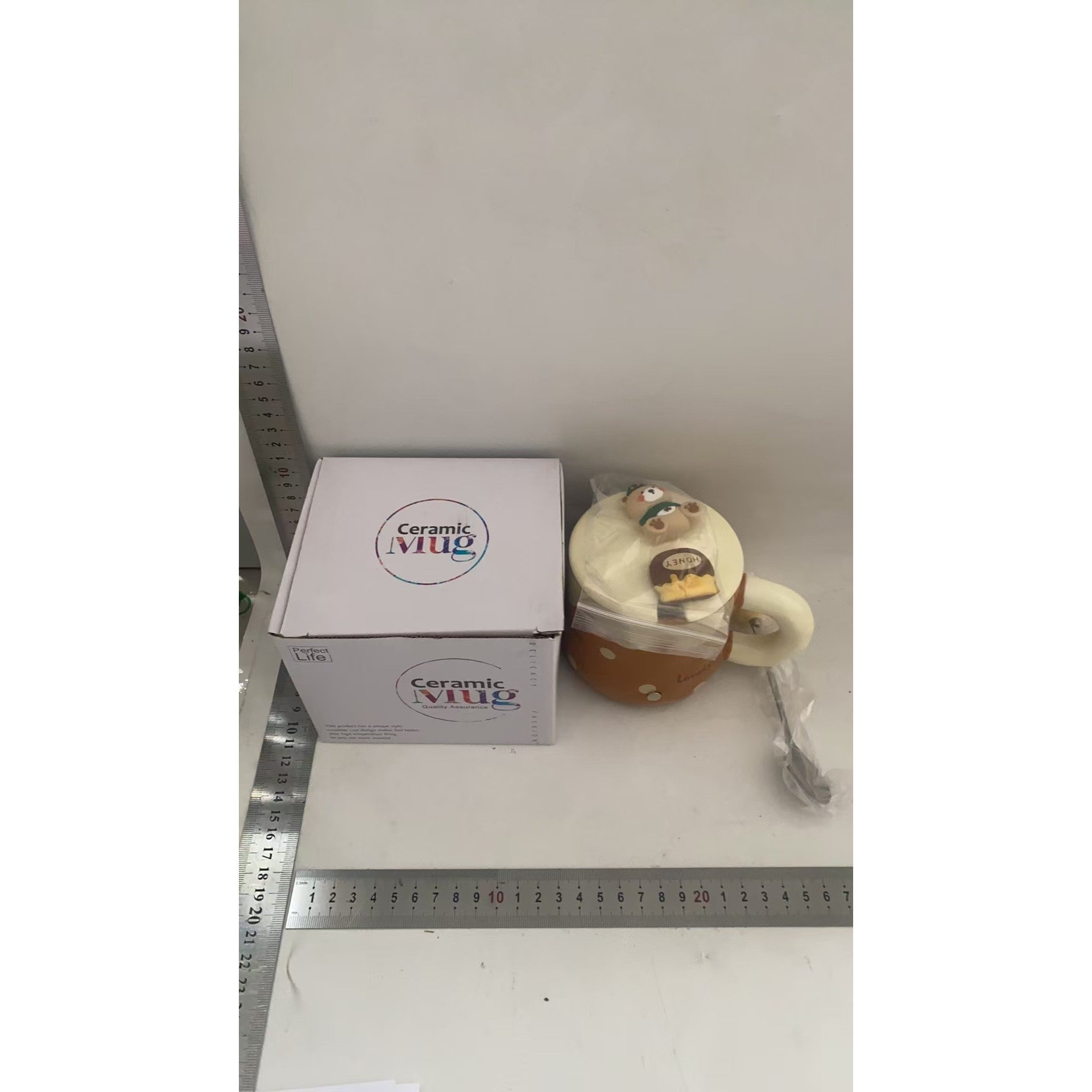 Cana din Ceramica, Model Urs pentru Baieti, Cana Universala, Cana pentru Ceai, Cana cu Lingura Metalica si Capac, 9.6 x 9.5 x 9.5 cm, 400 ml Maro inchis