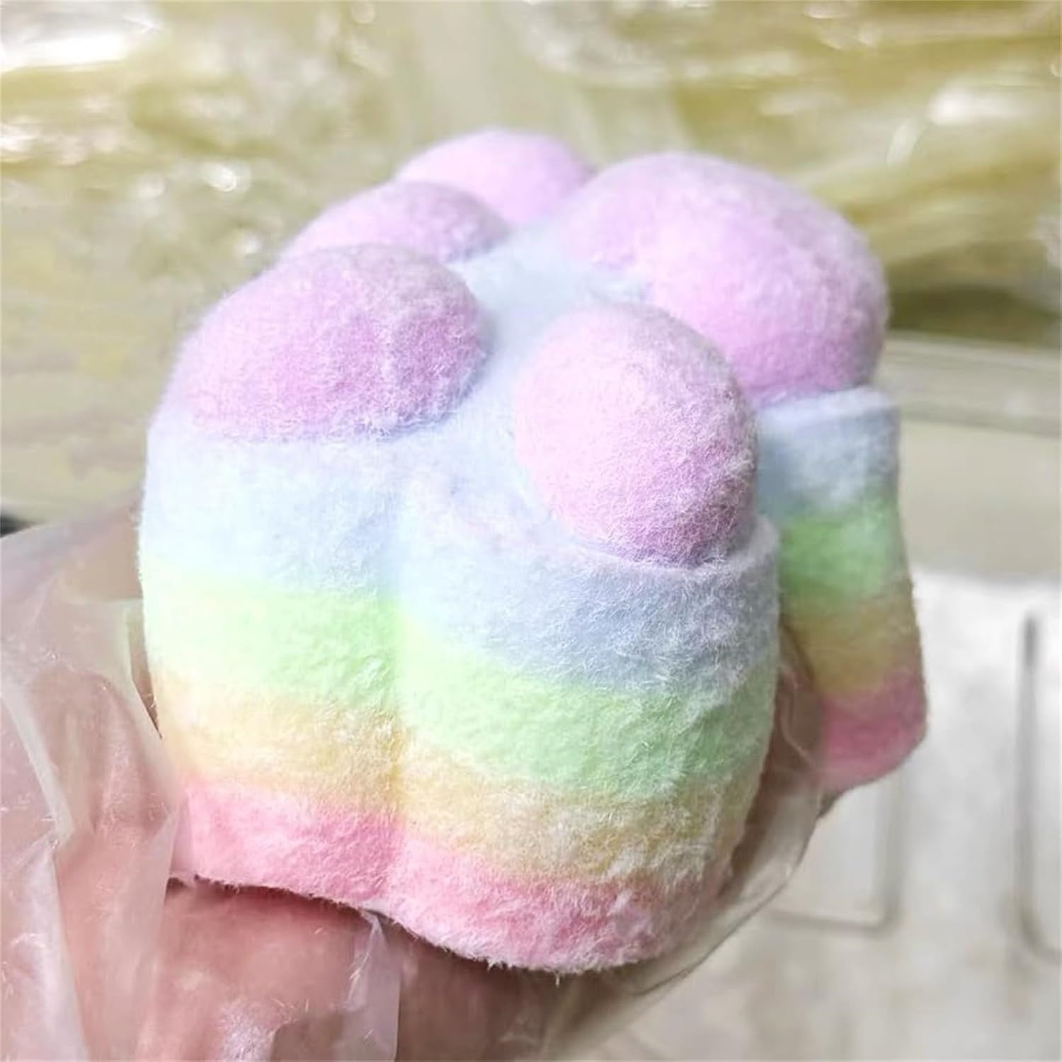 Jucarie Antistres Squishy, cu Revenire Lenta, Model Labuta de Pisica Pufoasa, 12.5x10.5 cm, 220g, Squeeze Pinch Family, Ambalaj Transparent, Roz Curcubeu