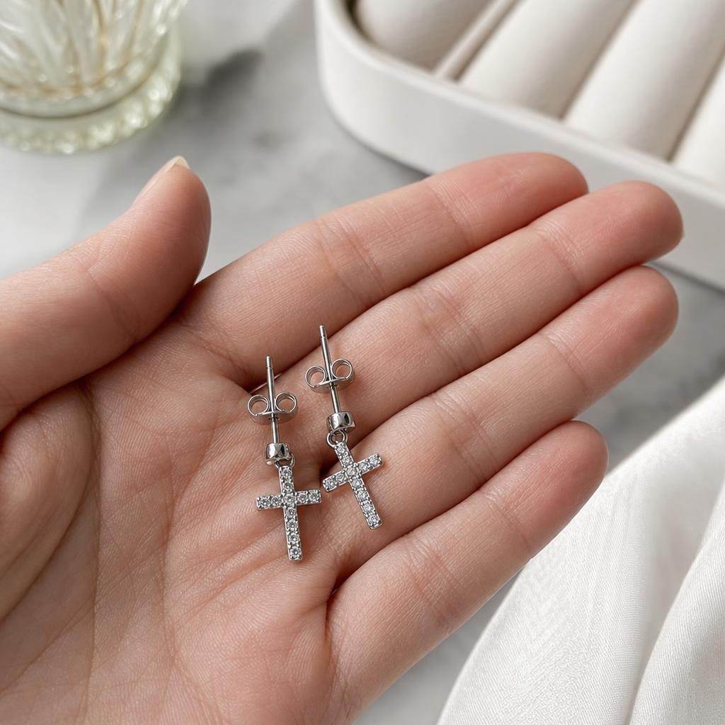 Cercei Tip Stud din Argint 925, Model Cruce Suspendata, Decor cu Pietre Stralucitoare, Sistem de Prindere cu Tija si Fluturas, Greutate 1.1 g, Argintiu