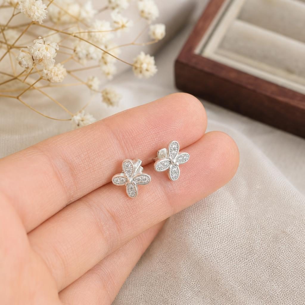 Cercei Tip Stud din Argint 925, Model Fluture cu Aripi Decorate cu Pietre Stralucitoare, Sistem de Prindere cu Tija si Fluturas, Argintiu