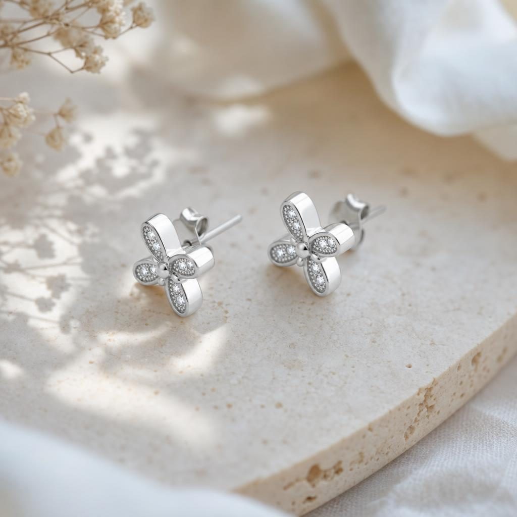 Cercei Tip Stud din Argint 925, Model Fluture cu Aripi Decorate cu Pietre Stralucitoare, Sistem de Prindere cu Tija si Fluturas, Argintiu