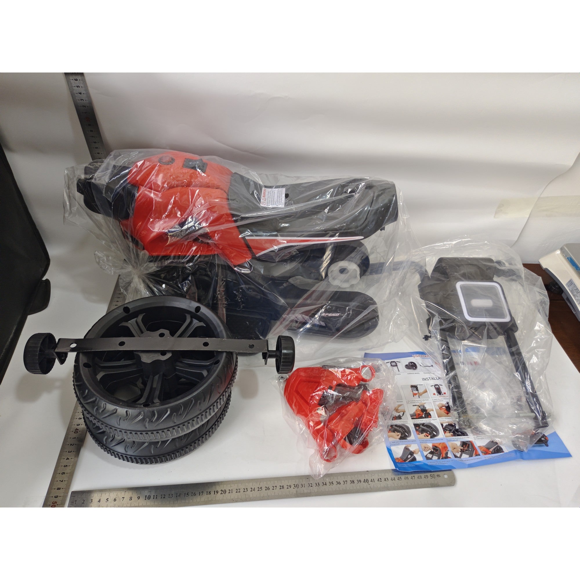 Motocicleta Electrica cu 2 Roti Mari si 2 Roti Ajutatoare, Acumulator Incarcare, Anti-Rasturnare, Lumini, Muzica, Motor:380, Baterie 6V4.5, 41.5x70x34 cm, 4.5 Kg, 3 Ani+, Rosu Negru