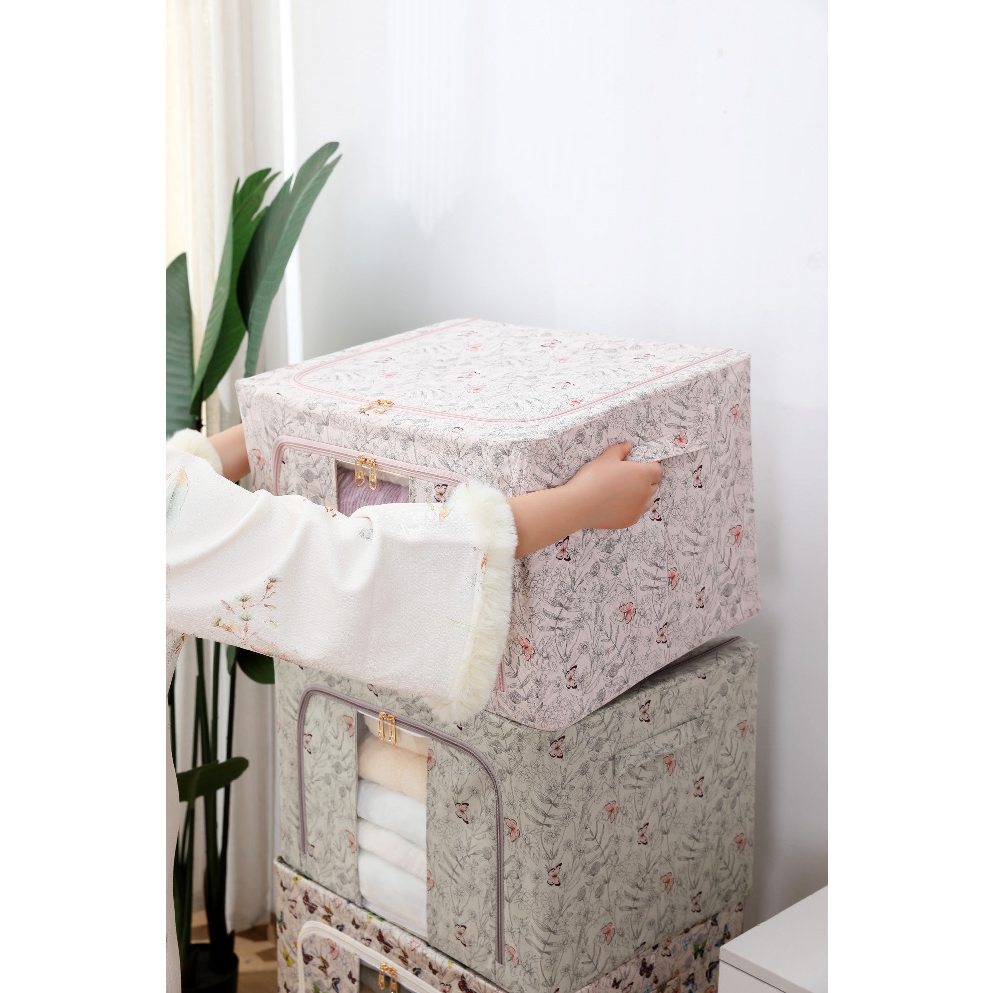 Cutie Depozitare, 66L, din Material Textil, 50 x 40 x 33 cm, pentru Haine si Lenjerii, Model Fluturasi, Roz