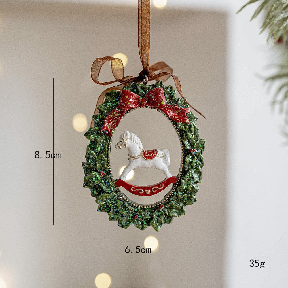 Decoratiune de Craciun, pentru Brad, Model Ghirlanda cu Calut, 8.5 x 6.5 cm, din Rasina, Multicolor