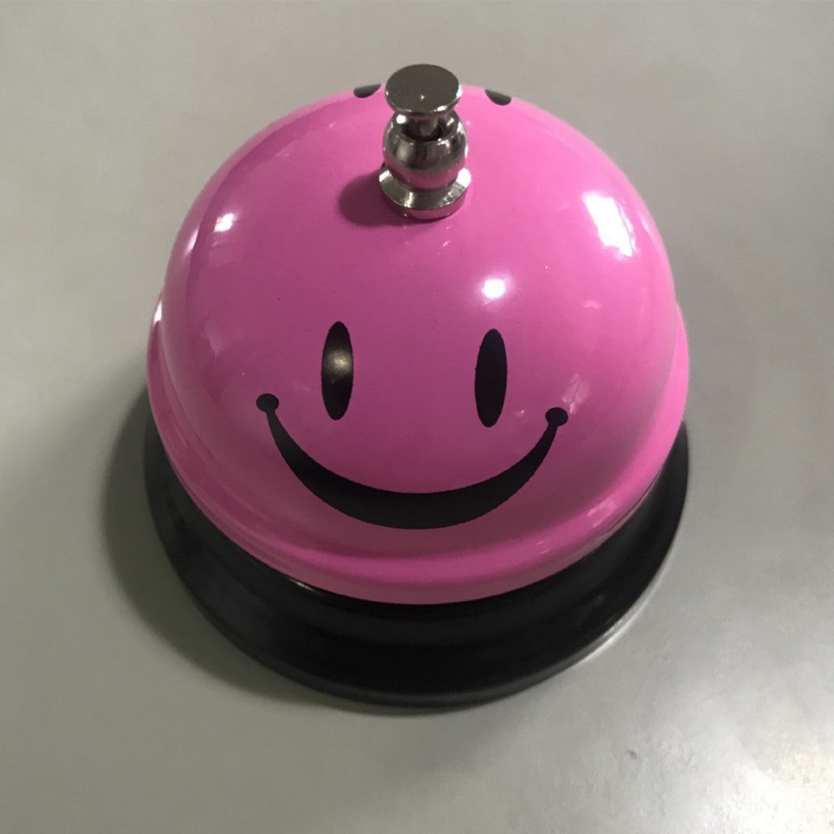 Clopotel Metalic Multifunctional, Roz cu Imprimeu SMILEY FACE, 7.5 x 7.5 x 6.5 cm, Dresaj, Receptie, Restaurante