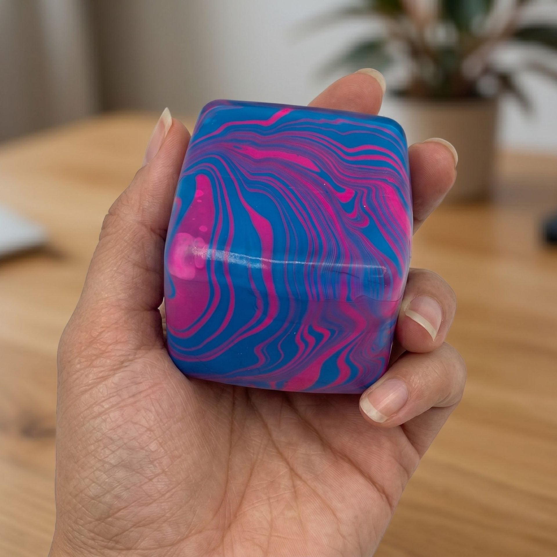 Jucarie Squishy tip Needoh in Forma de Cub de Gheata, Model Linii Flow din Maltoza, Antistres Senzoriala Comprimabila cu Revenire Lenta, 5.5x5.5x5.5 cm, 180 g, Albastru Royal