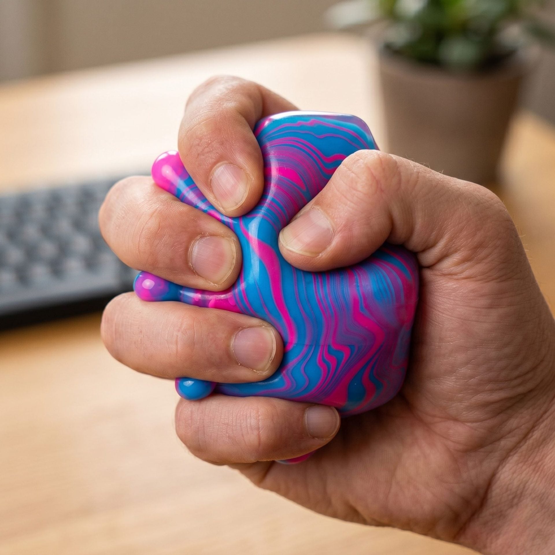 Jucarie Squishy tip Needoh in Forma de Cub de Gheata, Model Linii Flow din Maltoza, Antistres Senzoriala Comprimabila cu Revenire Lenta, 5.5x5.5x5.5 cm, 180 g, Albastru Royal
