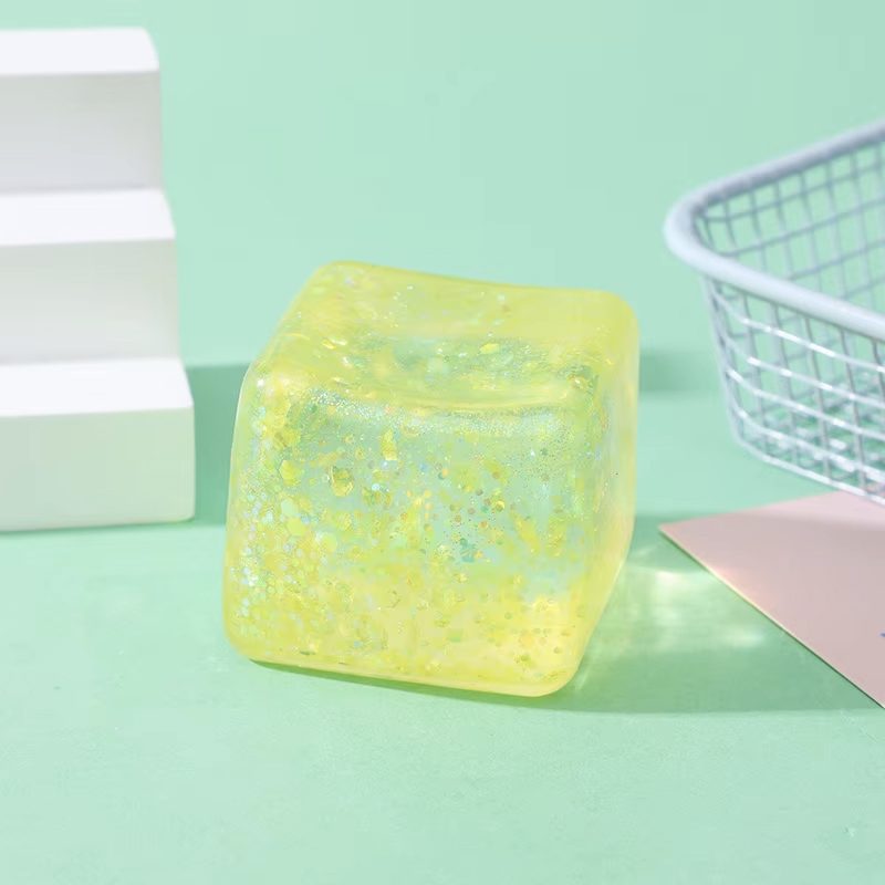 Jucarie Squishy tip Needoh in Forma de Cub, Model Sclipici, Antistres Senzoriala Comprimabila cu Revenire Lenta, 4.5x4.5x4.5 cm, 110 g, Culoare Mix
