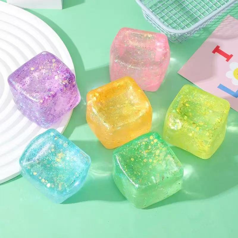 Jucarie Squishy tip Needoh in Forma de Cub, Model Sclipici, Antistres Senzoriala Comprimabila cu Revenire Lenta, 4.5x4.5x4.5 cm, 110 g, Culoare Mix