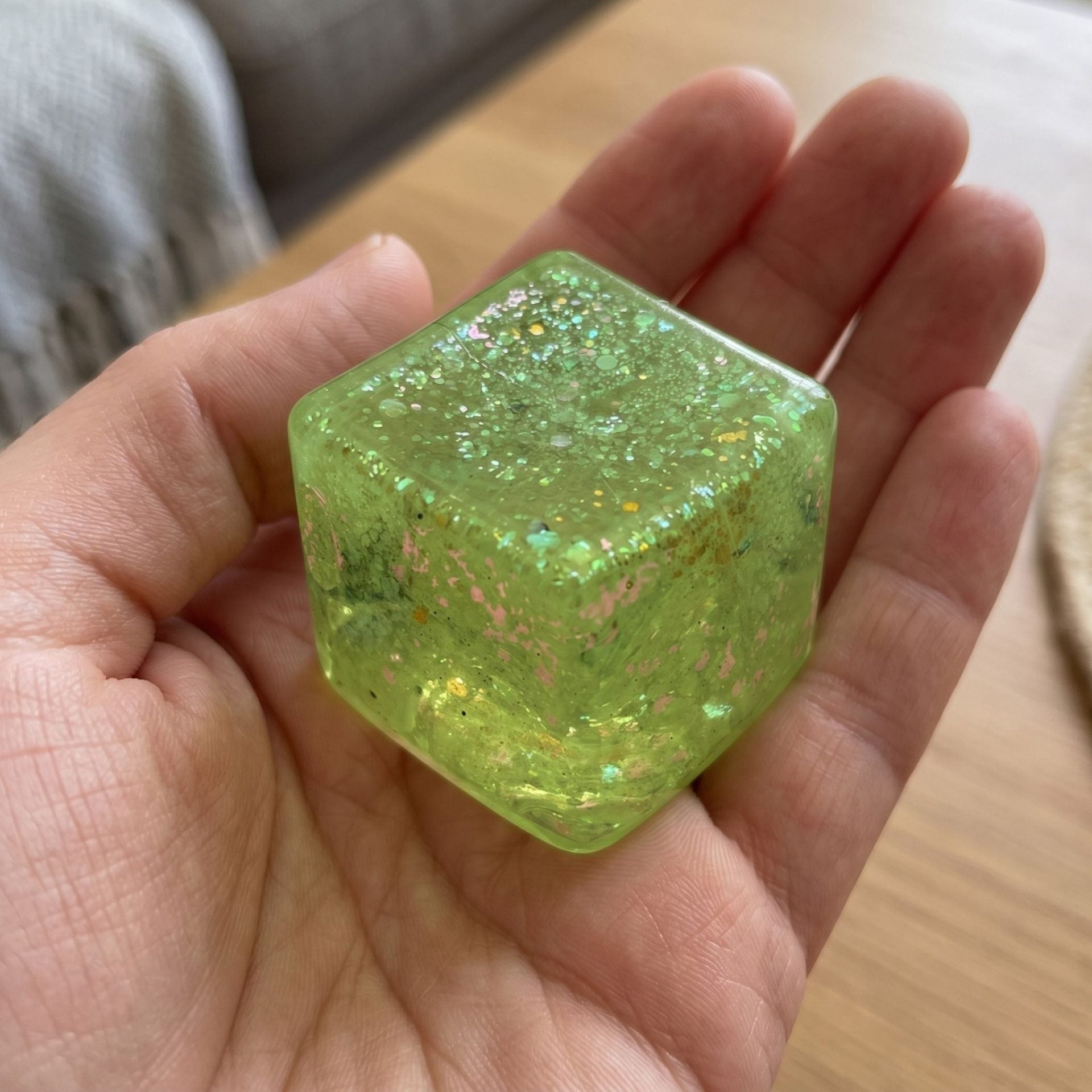 Jucarie Squishy tip Needoh in Forma de Cub, Model Ice Cube cu Sclipici Magic, Antistres Senzoriala Comprimabila cu Revenire Lenta, 3x3 cm, 30 g, Verde