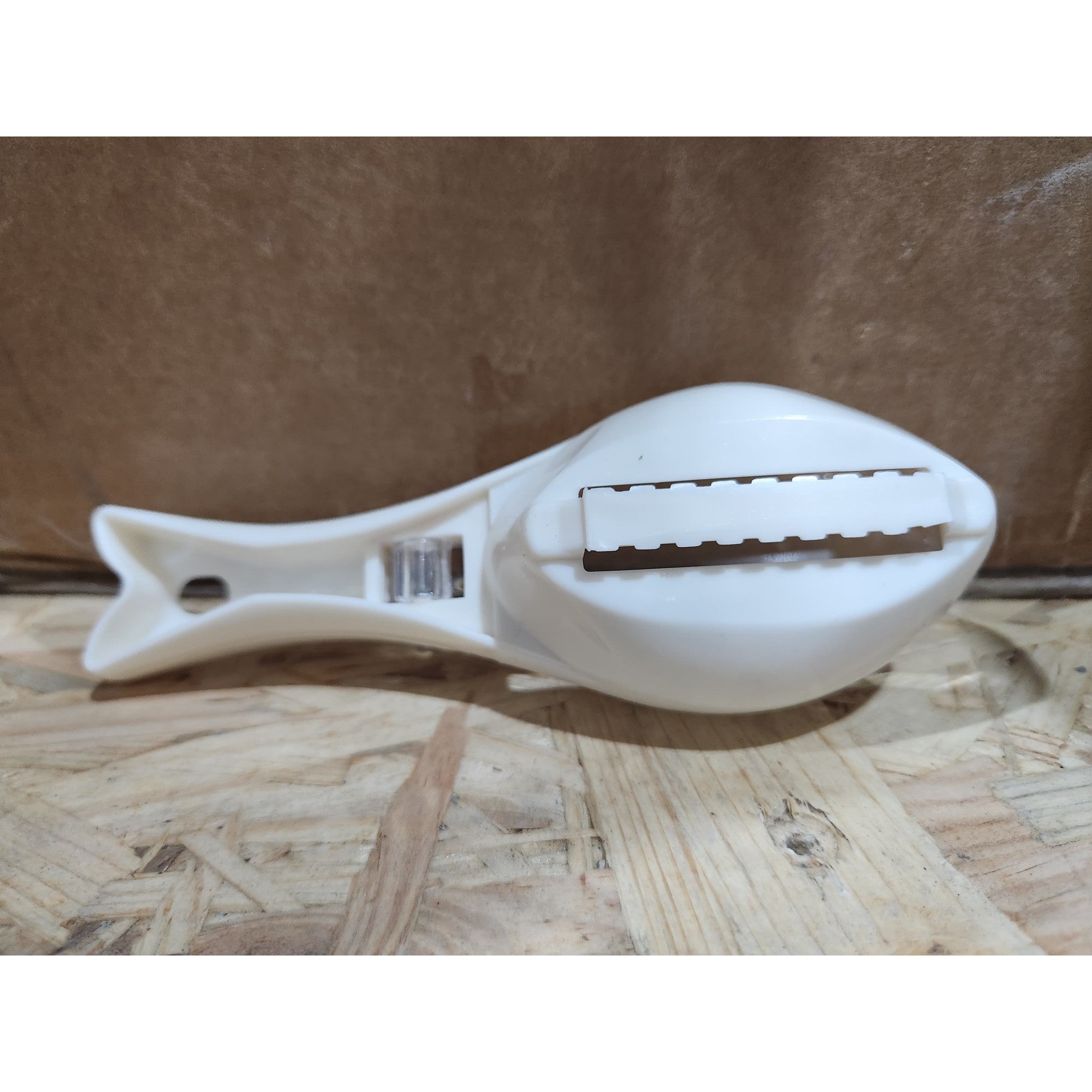 Curatator de Solzi de Peste, Manual, Forma Peste, cu Compartiment de Colectare, din Plastic, 15.5x5.5 cm, Alb