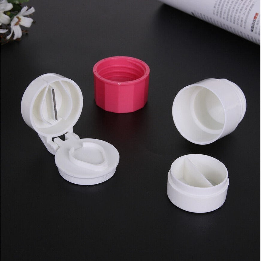 Cutie Pastile Multifunctionala, 4 in 1, Pahar Apa, Taiere, Sfaramare, Depozitare, Compact, ABS cu Lama din Inox, Alb/Roz, 8.7x6.2x4.1 cm