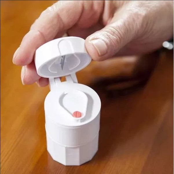 Cutie Pastile Multifunctionala, 4 in 1, Pahar Apa, Taiere, Sfaramare, Depozitare, Compact, ABS cu Lama din Inox, Alb, 8.7x6.2x4.1 cm