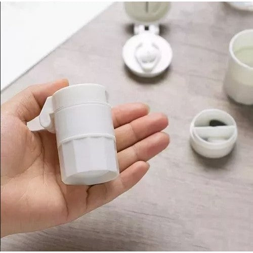 Cutie Pastile Multifunctionala, 4 in 1, Pahar Apa, Taiere, Sfaramare, Depozitare, Compact, ABS cu Lama din Inox, Alb, 8.7x6.2x4.1 cm