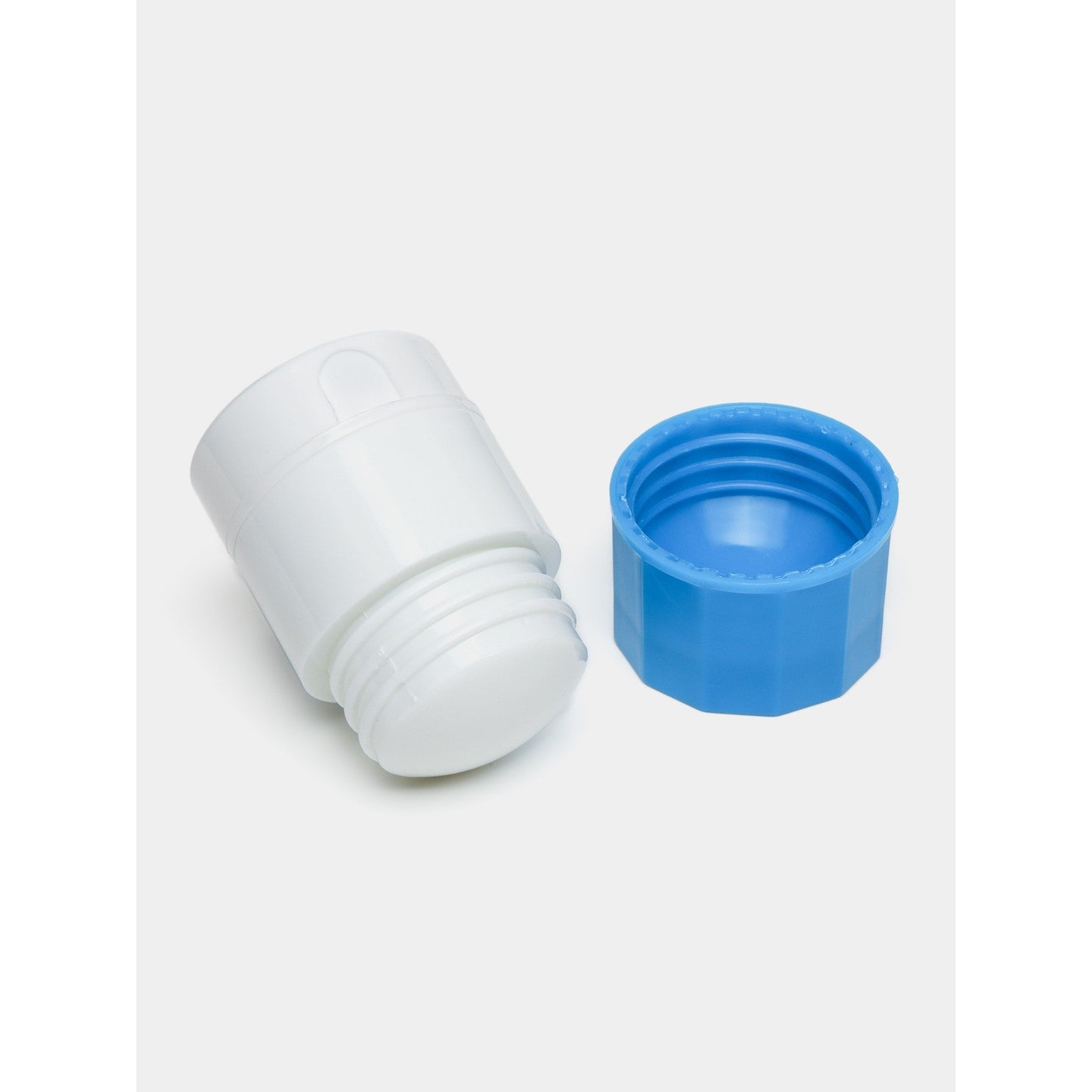 Cutie Pastile Multifunctionala, 4 in 1, Pahar Apa, Taiere, Sfaramare, Depozitare, Compact, ABS cu Lama din Inox, Alb/Albastru, 8.7x6.2x4.1 cm