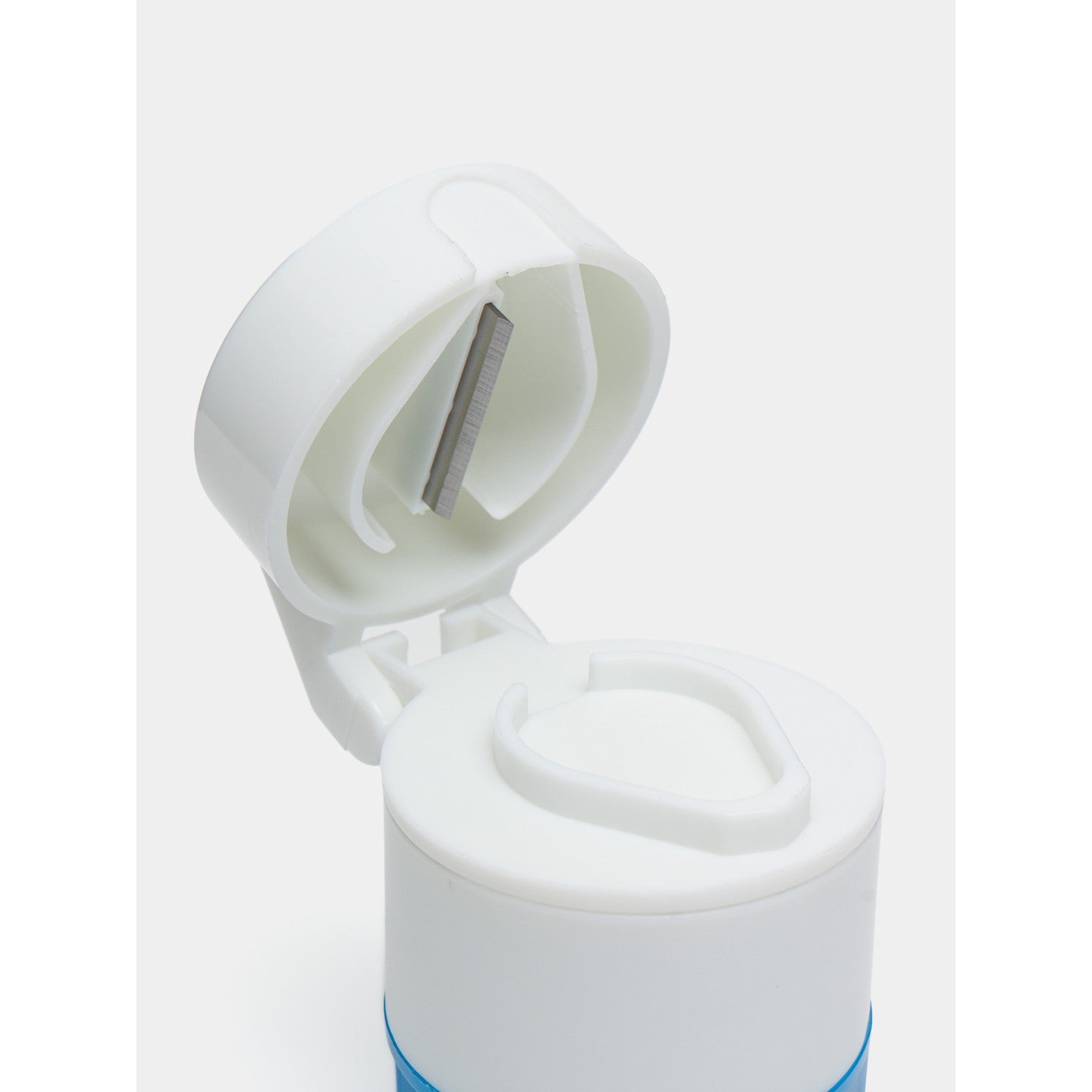 Cutie Pastile Multifunctionala, 4 in 1, Pahar Apa, Taiere, Sfaramare, Depozitare, Compact, ABS cu Lama din Inox, Alb/Albastru, 8.7x6.2x4.1 cm