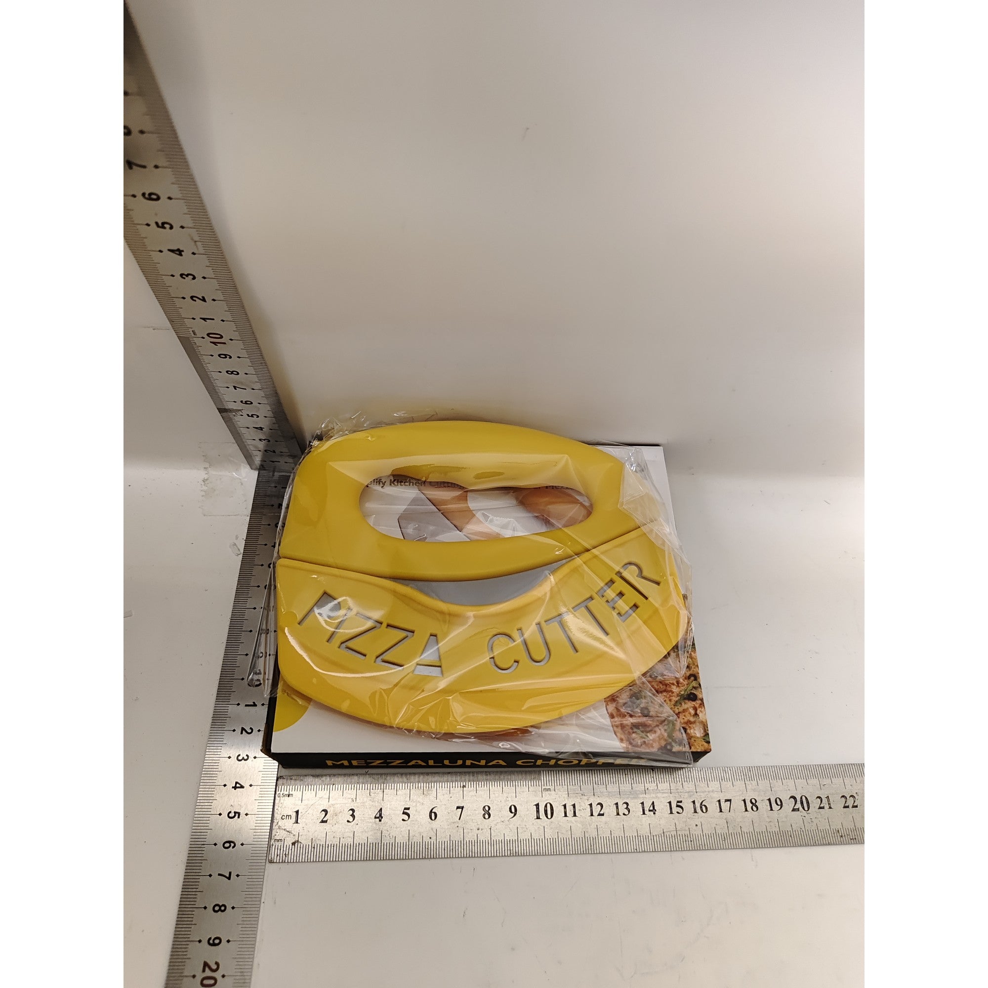 Cutit pentru taiat pizza cu protectie din silicon pentru lama, inox, 15.5 cm, galben