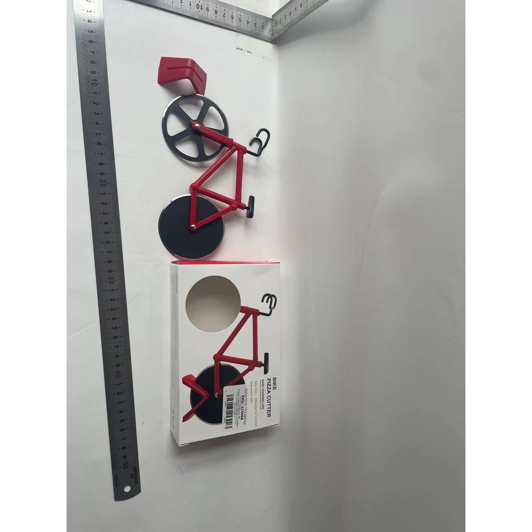 Cutit pizza creativ in forma de bicicleta, cu suport pentru cutit, 19 x 12.5 cm, otel/PP, negru