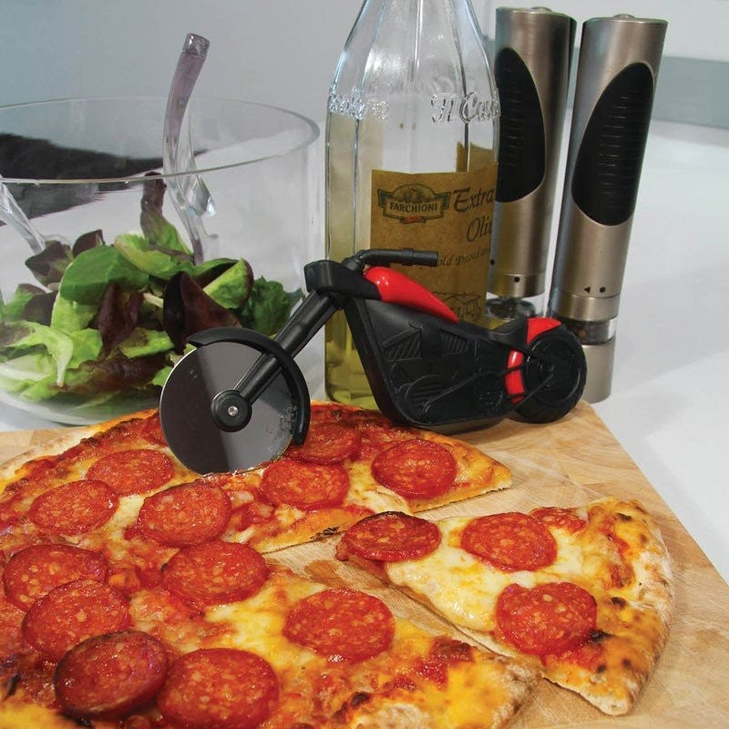 Cutit pizza creativ in forma de motocicleta, cu suport pentru cutit, 21.5 x 9.5 cm, otel/PP, negru