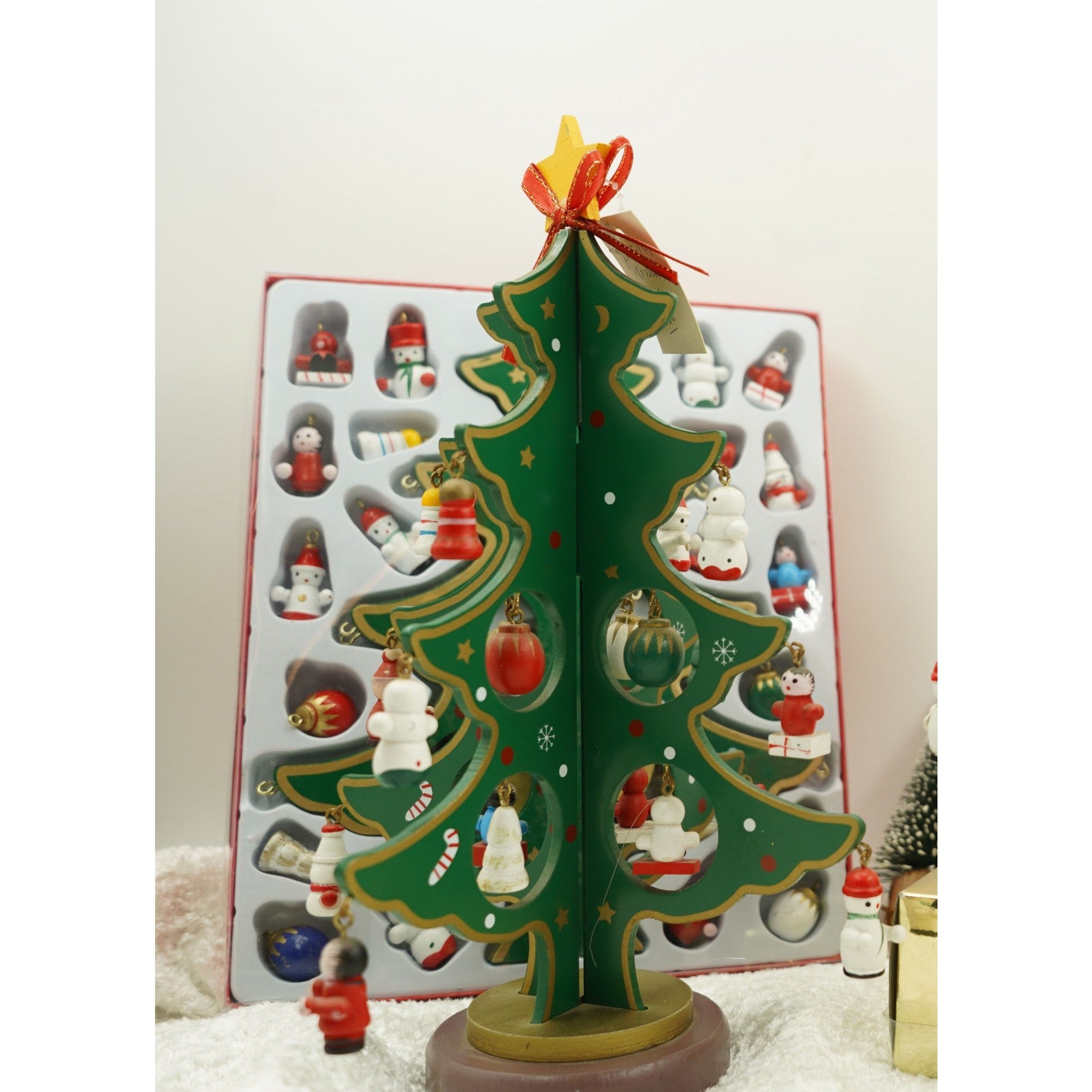 Decoratiune Craciun, Brad, Verde, 8 cavitati cu ornamente, 18.5 cm x 25 cm, Lemn