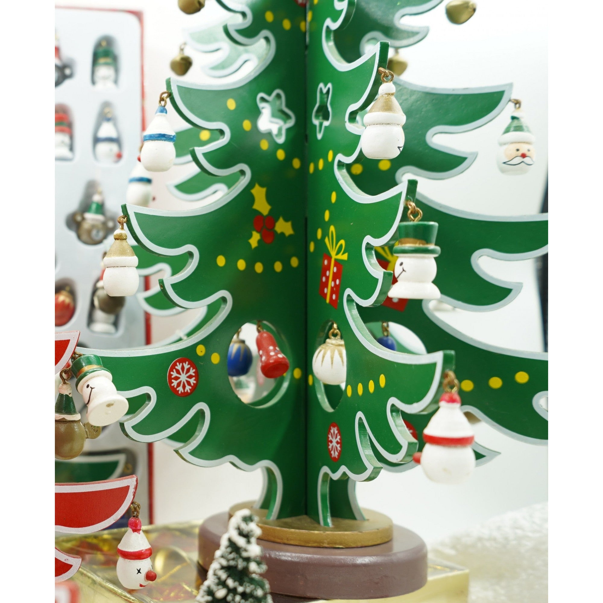 Decoratiune Craciun, Brad, Verde/Alb, 15 cavitati cu ornamente, 25.5 cm x 33 cm, Lemn