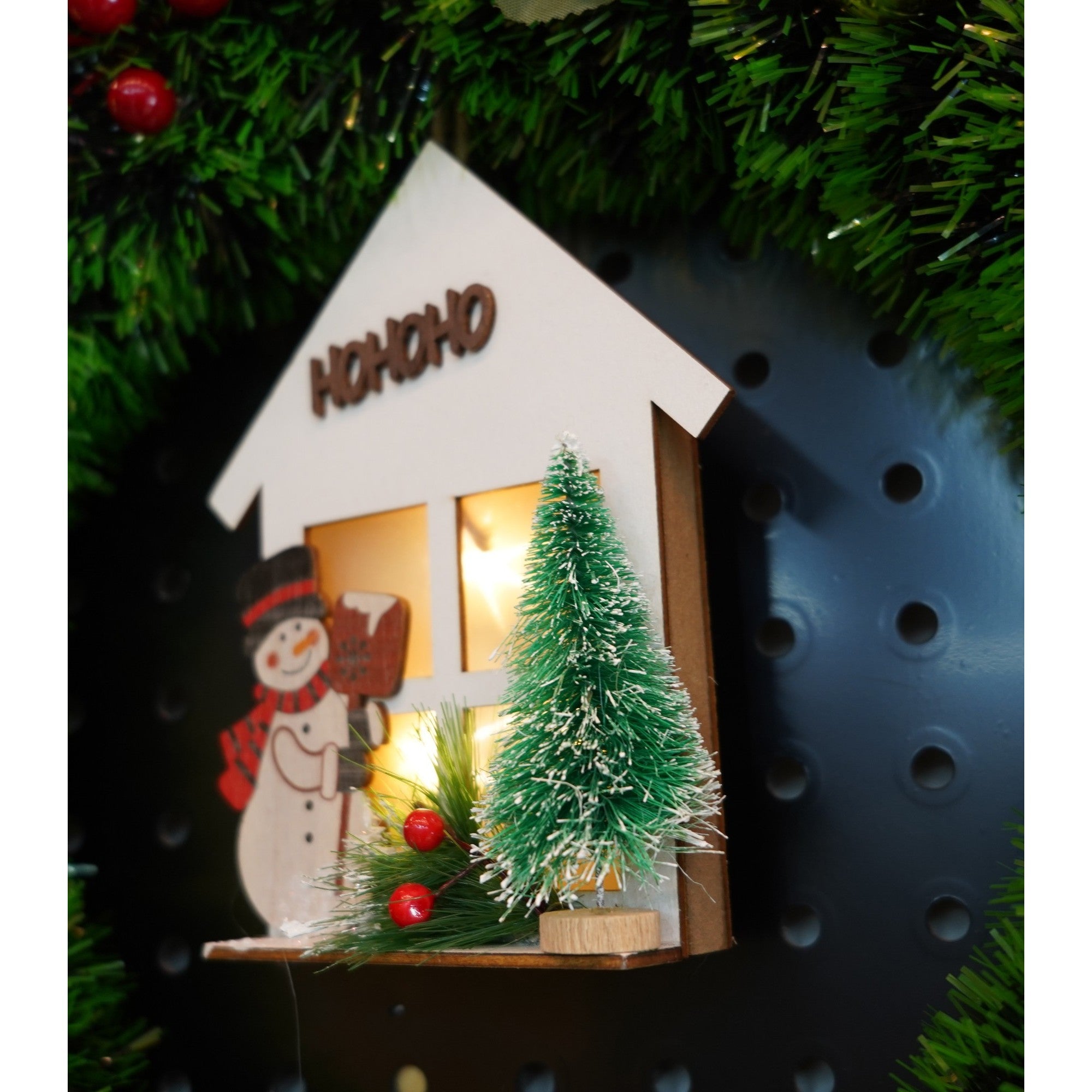 Decoratiune luminoasa, Flippy,  Om de zapada, alb, lungime: 13 cm, latime: 5 cm, inaltime: 17 cm, lemn, interior/exterior