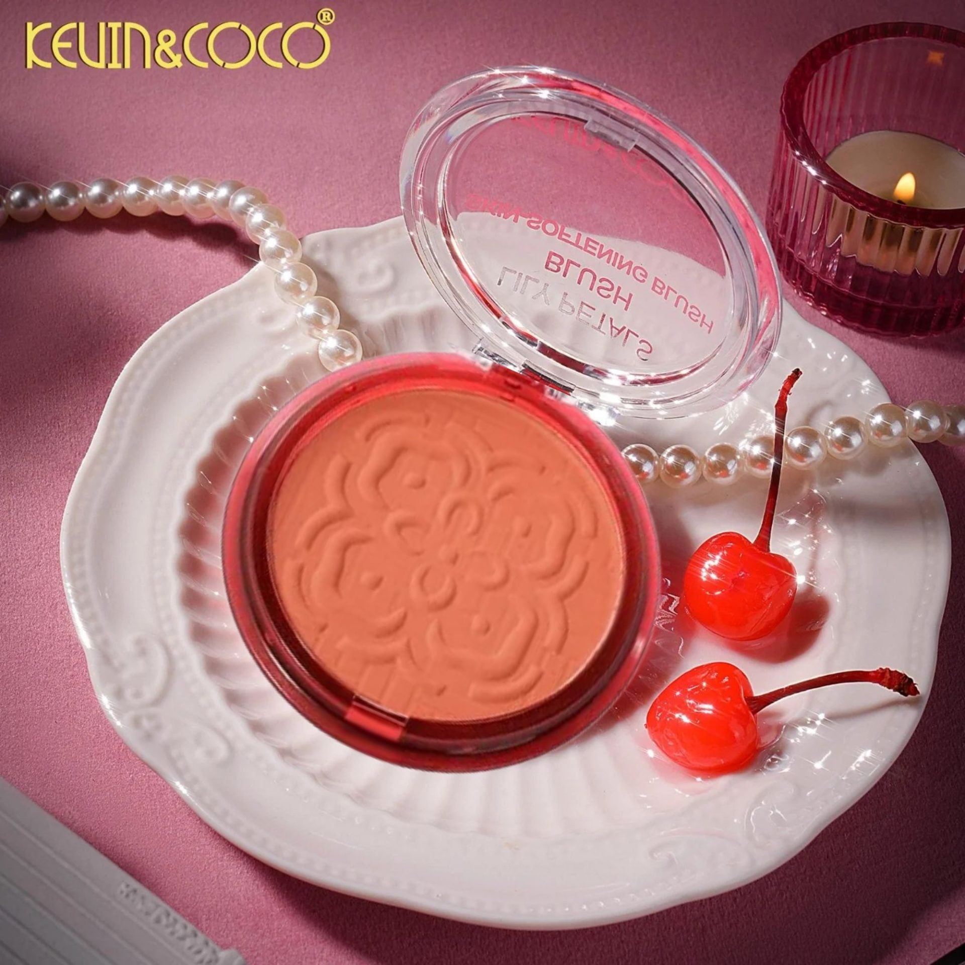 Blush Compact KEVIN & COCO Lily Petals, Model Fantasy, 9.3 g, Finish Natural, Efect Proaspat si Luminos, 7.5 x 7.5 x 2.1 cm, Roz Piersica