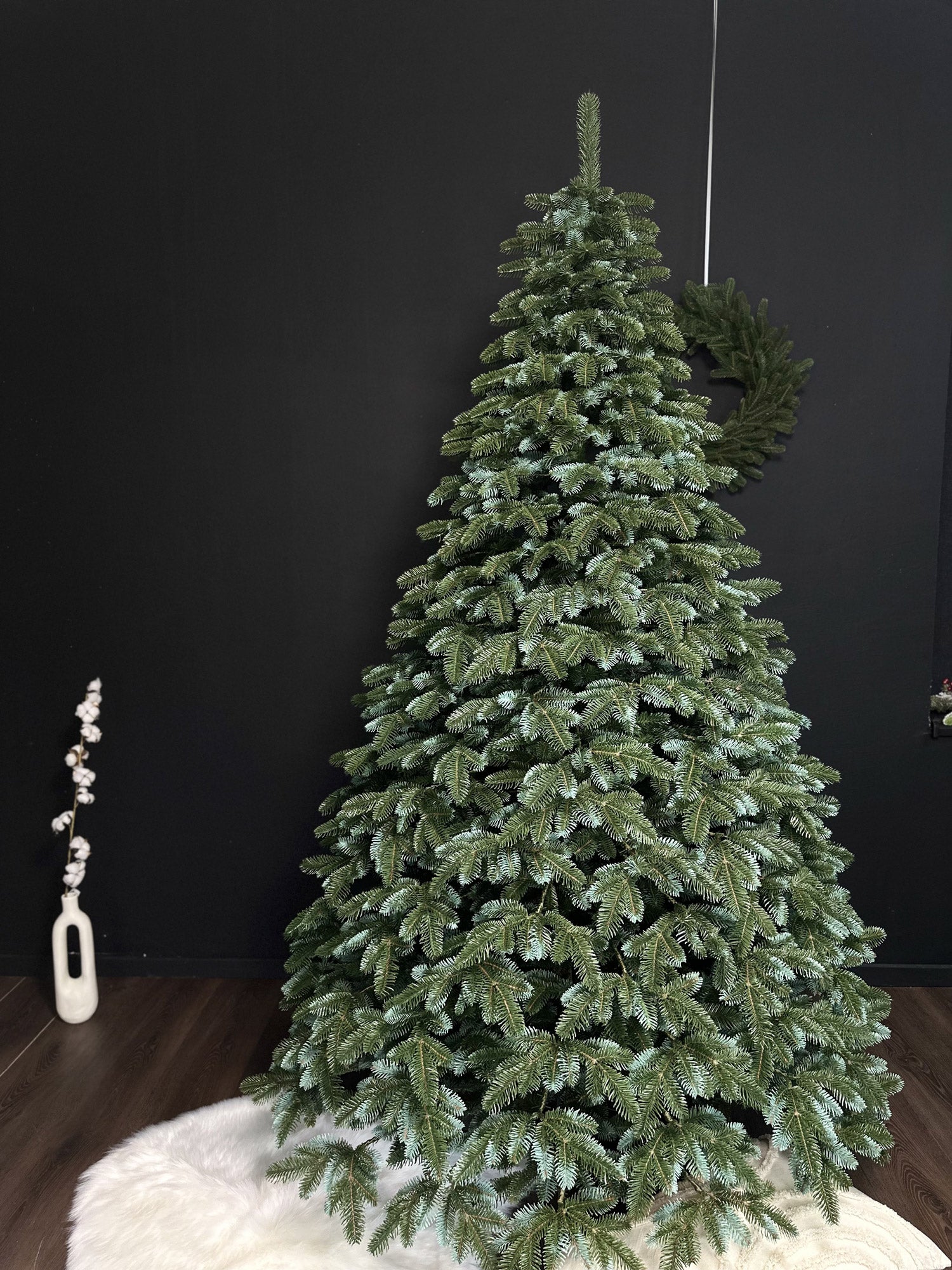 Brad artificial Christmas Deluxe by Sersimo, Canada argintiu, 3D, 210cm