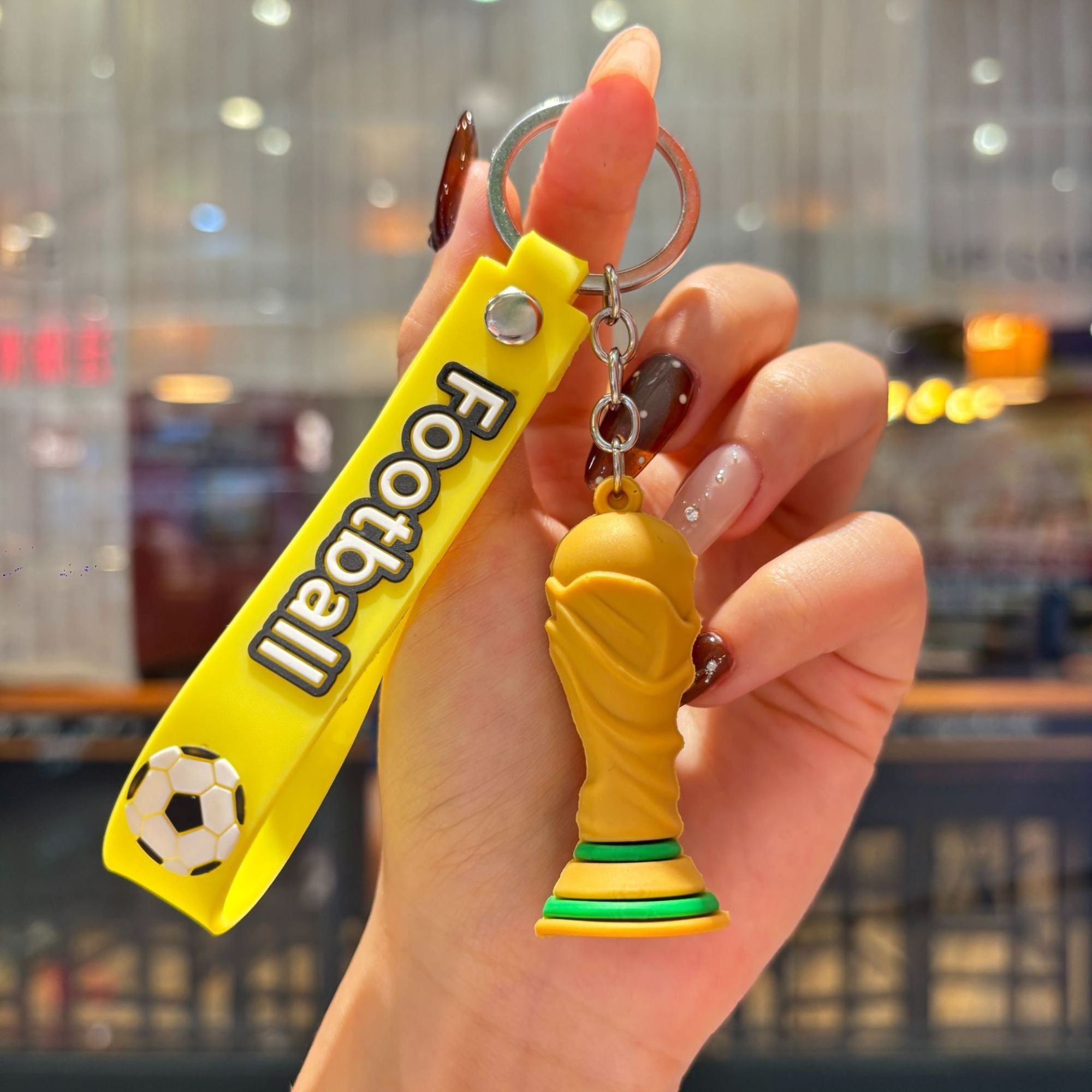 Breloc Chei, Model Trofeu, Mascota de Fotbal, Cupa Mondiala, Accesoriu Pentru Chei si Rucsac, Cauciuc Moale, 26 g, 6.2 x 3.4 cm, Galben